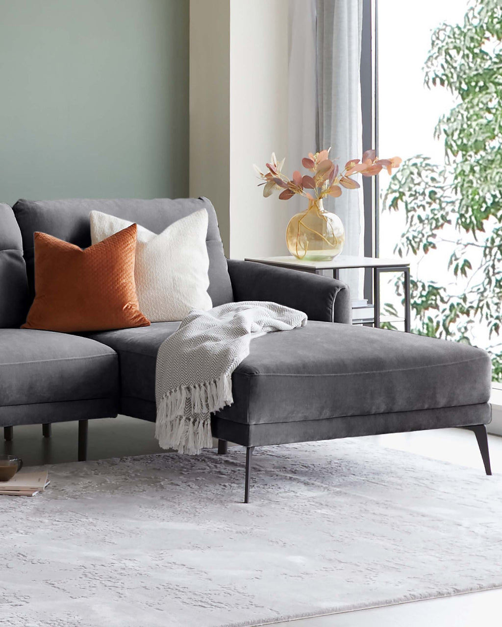 Canapé d'angle droit Brooks en tissu gris foncé avec méridienne