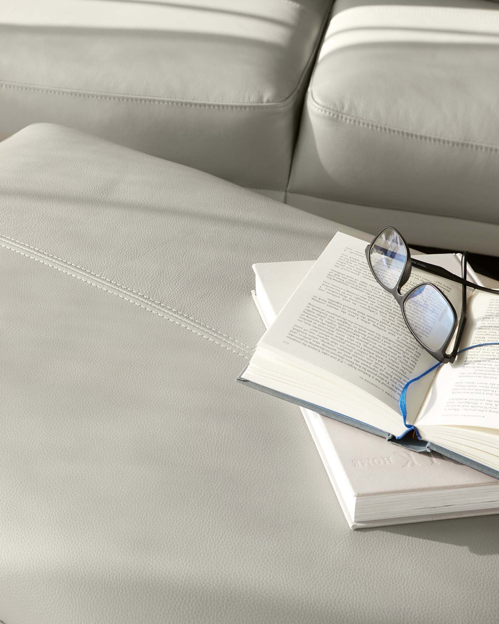 Repose-pieds Brooks en cuir gris clair