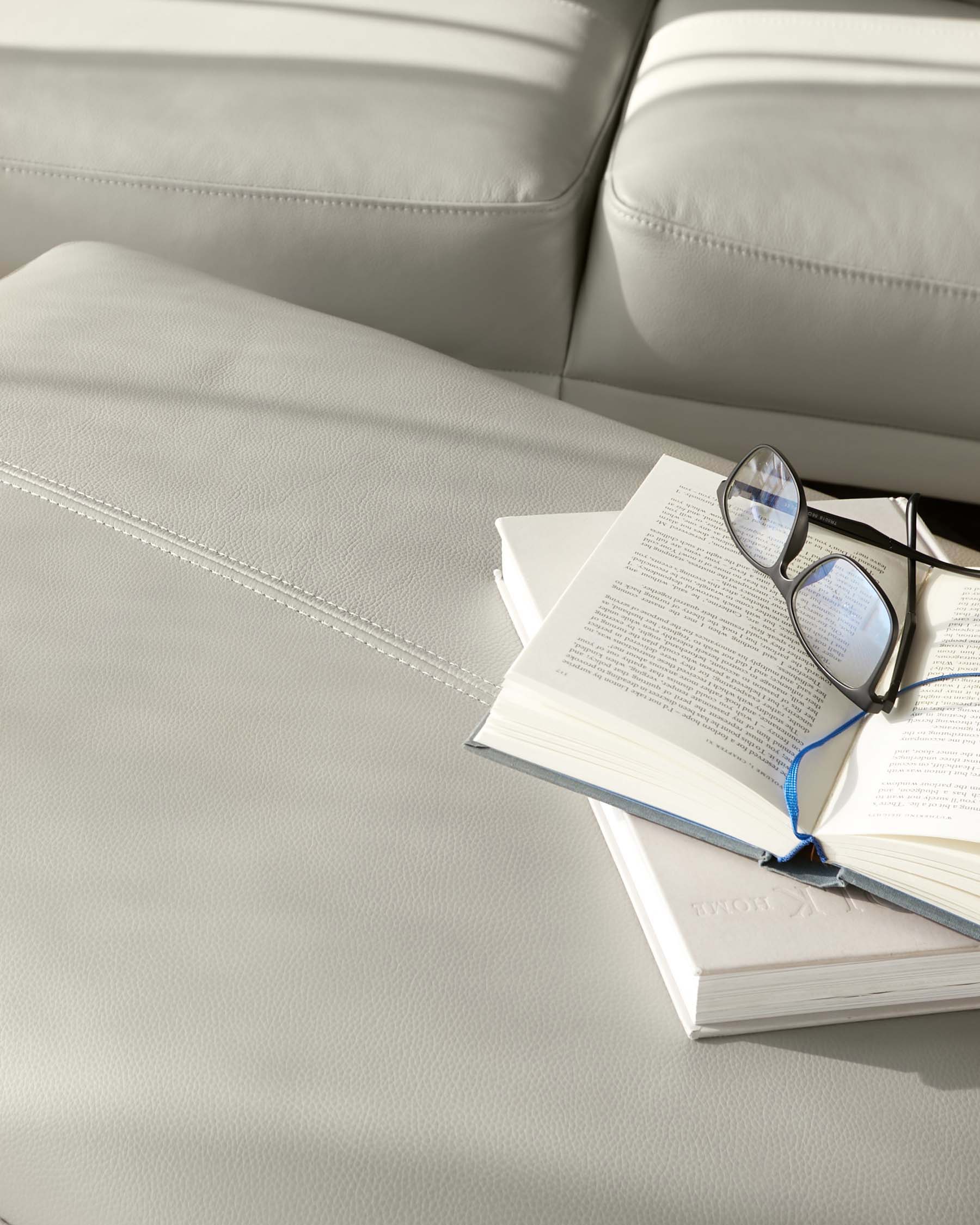 Repose-pieds Brooks en cuir gris clair