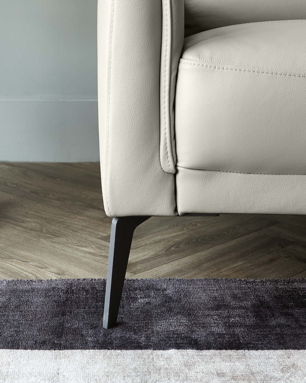 Canapé 3 places Brooks en cuir gris clair