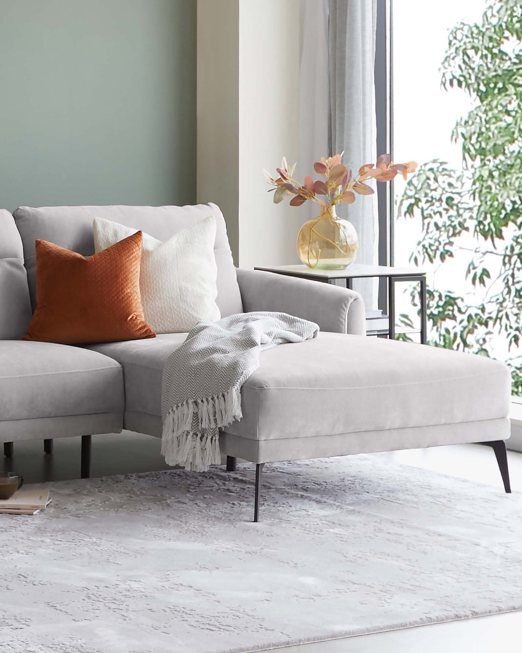 Canapé d'angle droit Brooks en tissu gris clair avec méridienne