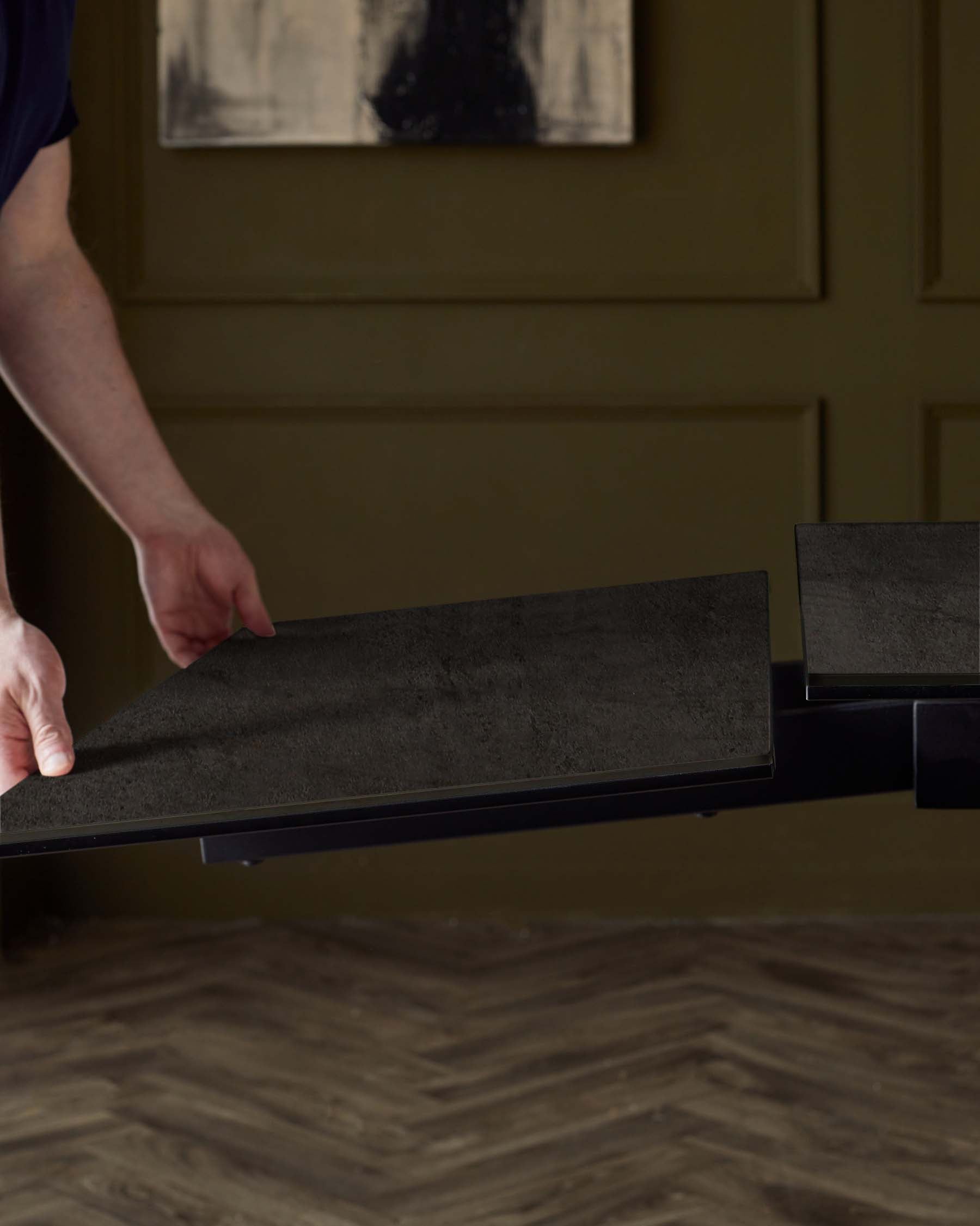 Table de salle à manger extensible Calenzano en céramique gris foncé, 8 à 10 places