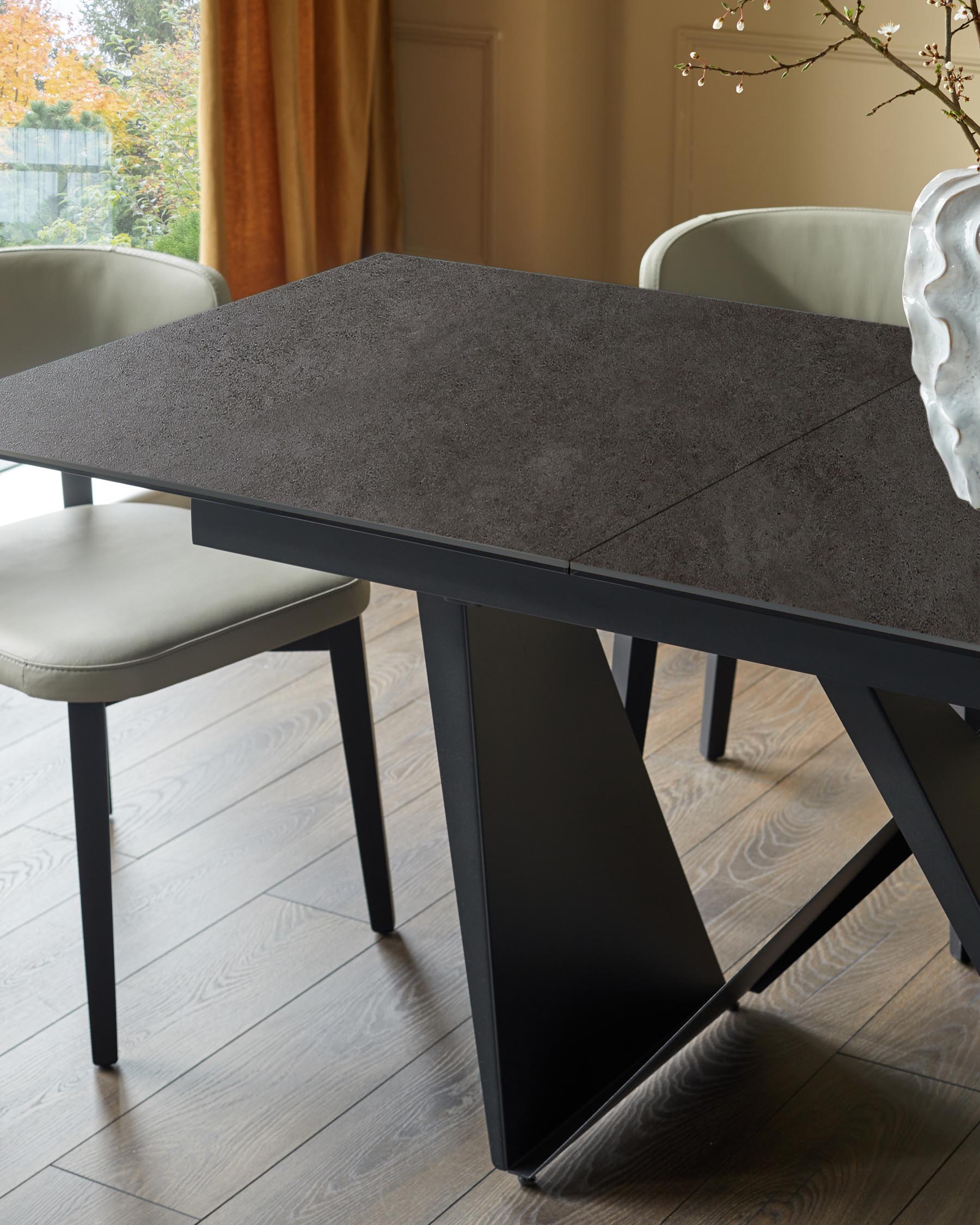 Table de salle à manger extensible Calenzano en céramique gris foncé, 6 à 8 places