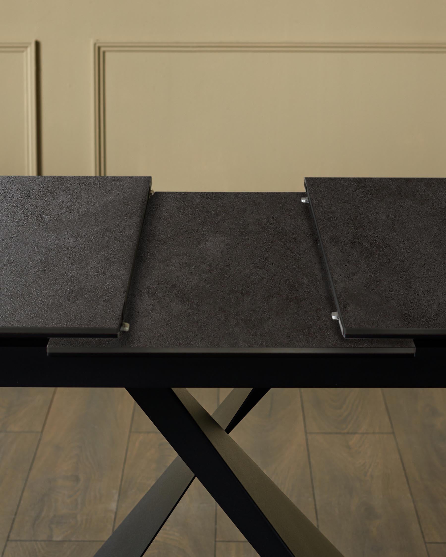 Table de salle à manger extensible Calenzano en céramique gris foncé, 6 à 8 places