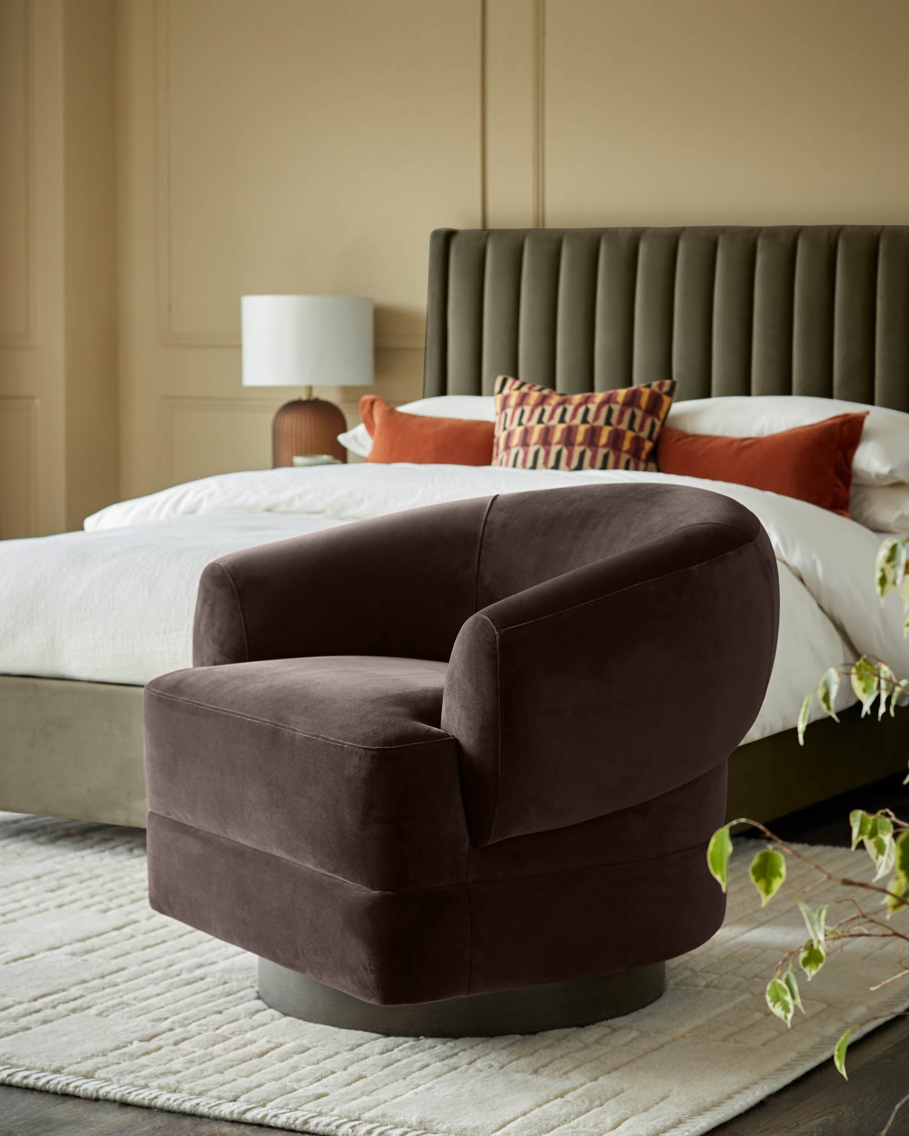 Fauteuil pivotant Callan en velours moka foncé