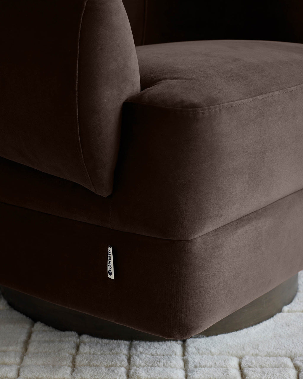 Fauteuil pivotant Callan en velours moka foncé
