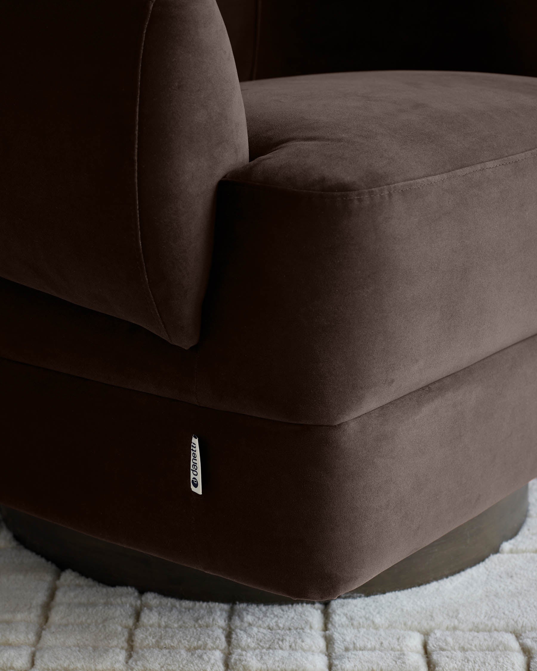 Fauteuil pivotant Callan en velours moka foncé