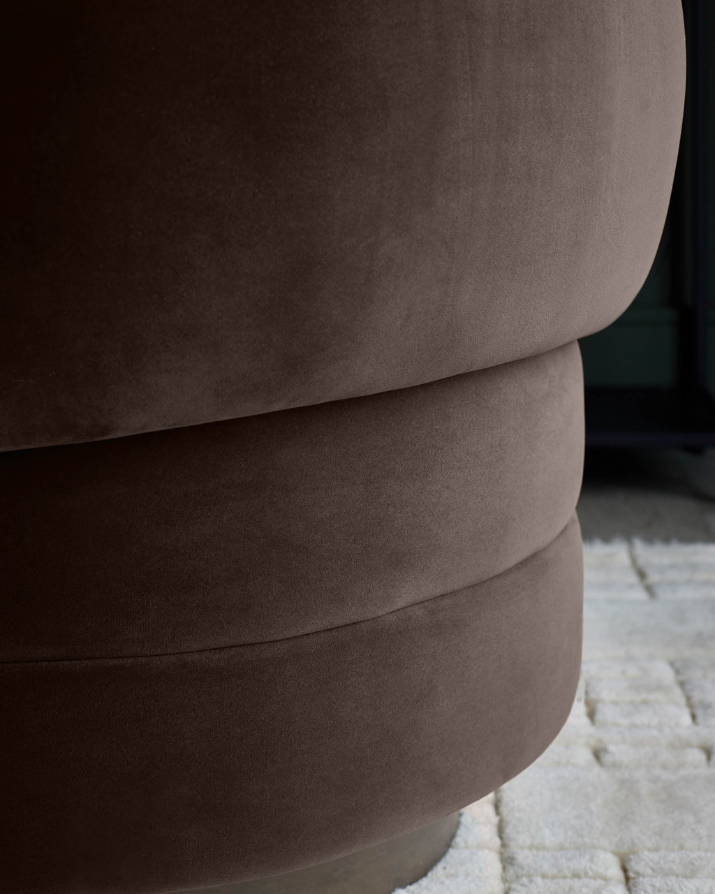 Fauteuil pivotant Callan en velours moka foncé