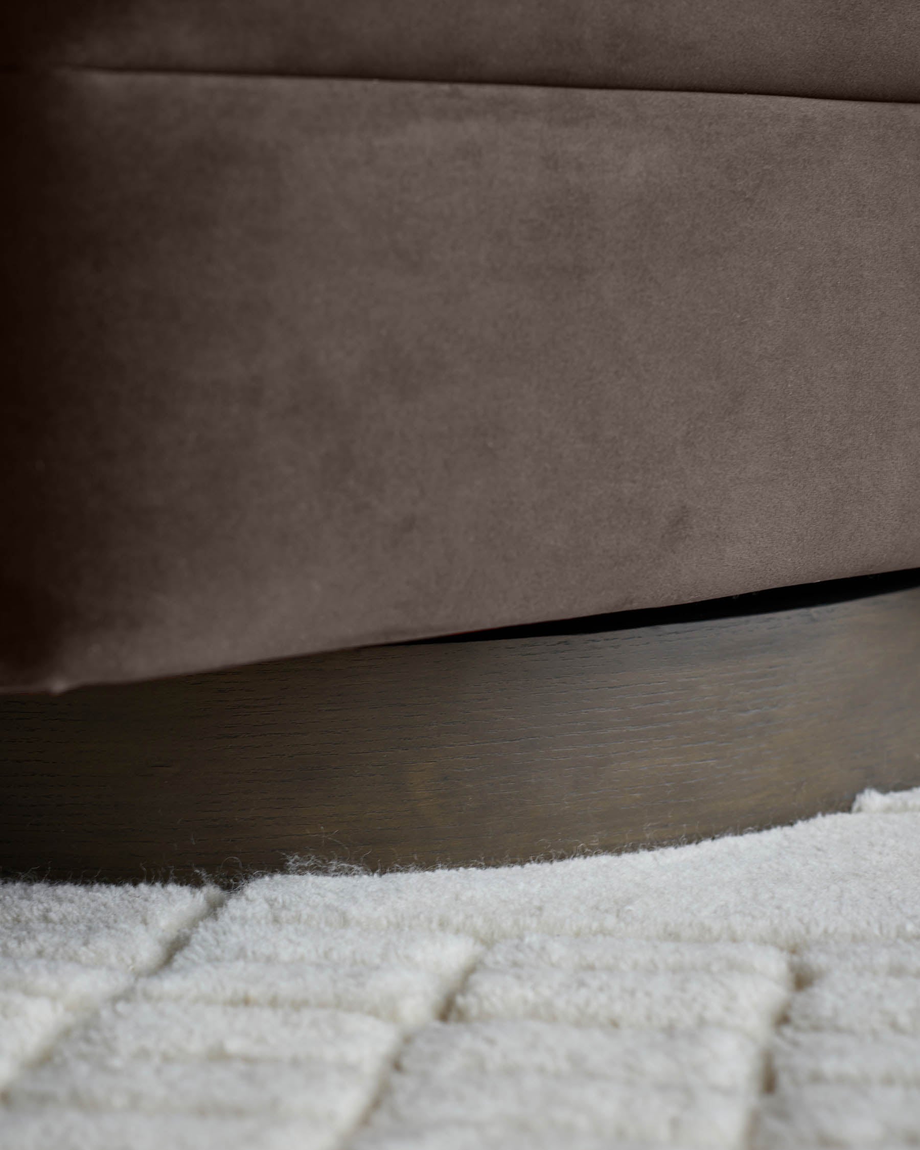 Fauteuil pivotant Callan en velours moka foncé