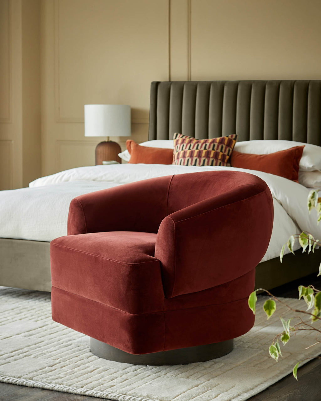 Fauteuil pivotant Callan en velours rouge caramel