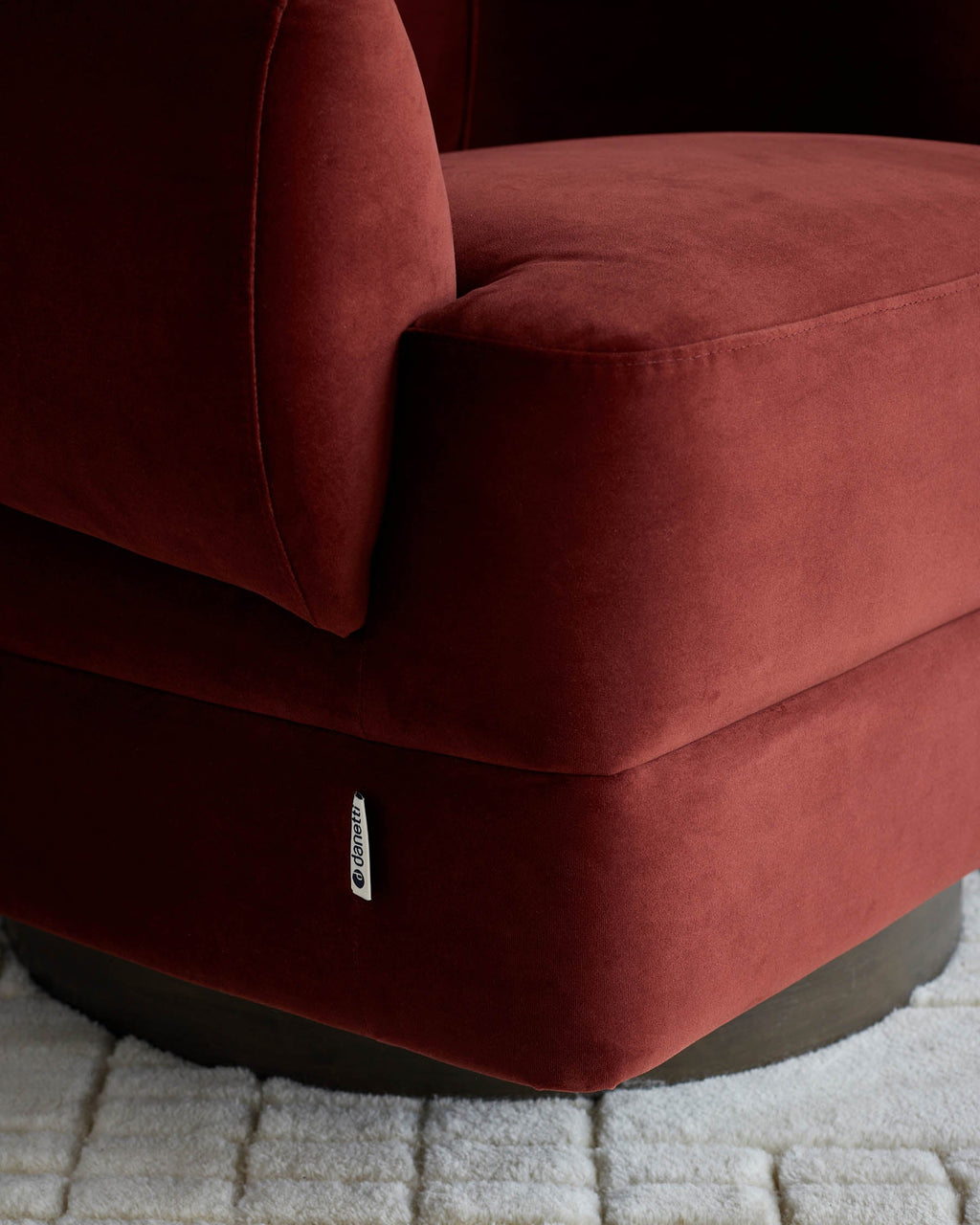 Fauteuil pivotant Callan en velours rouge caramel