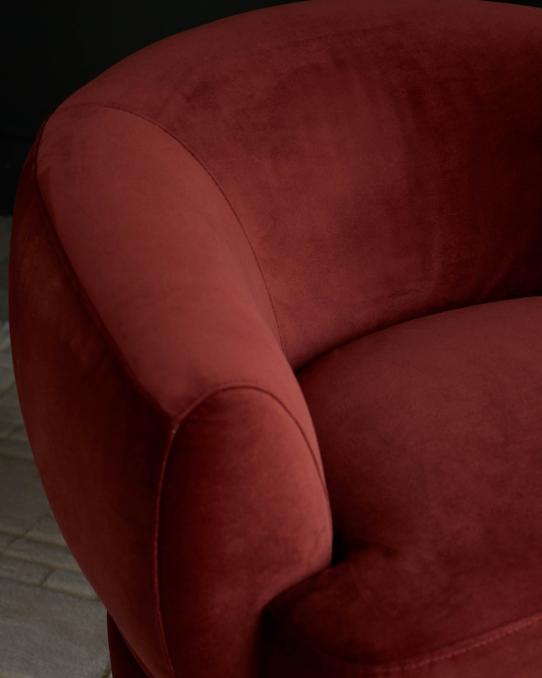 Fauteuil pivotant Callan en velours rouge caramel