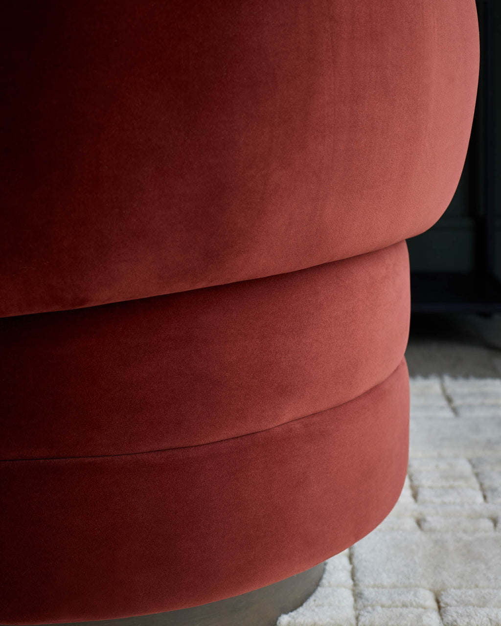 Fauteuil pivotant Callan en velours rouge caramel