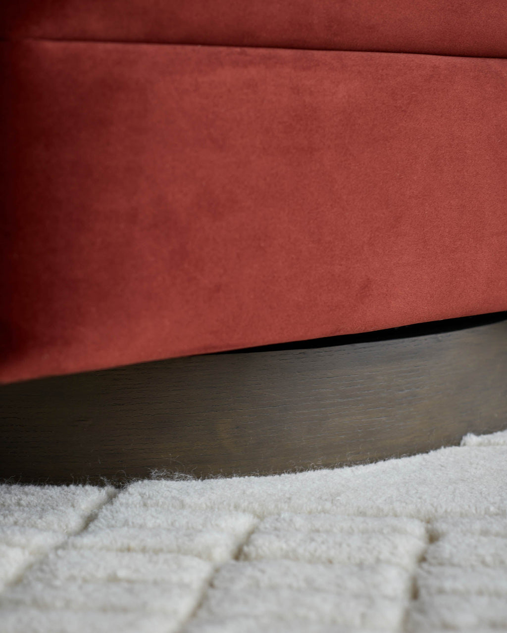 Fauteuil pivotant Callan en velours rouge caramel