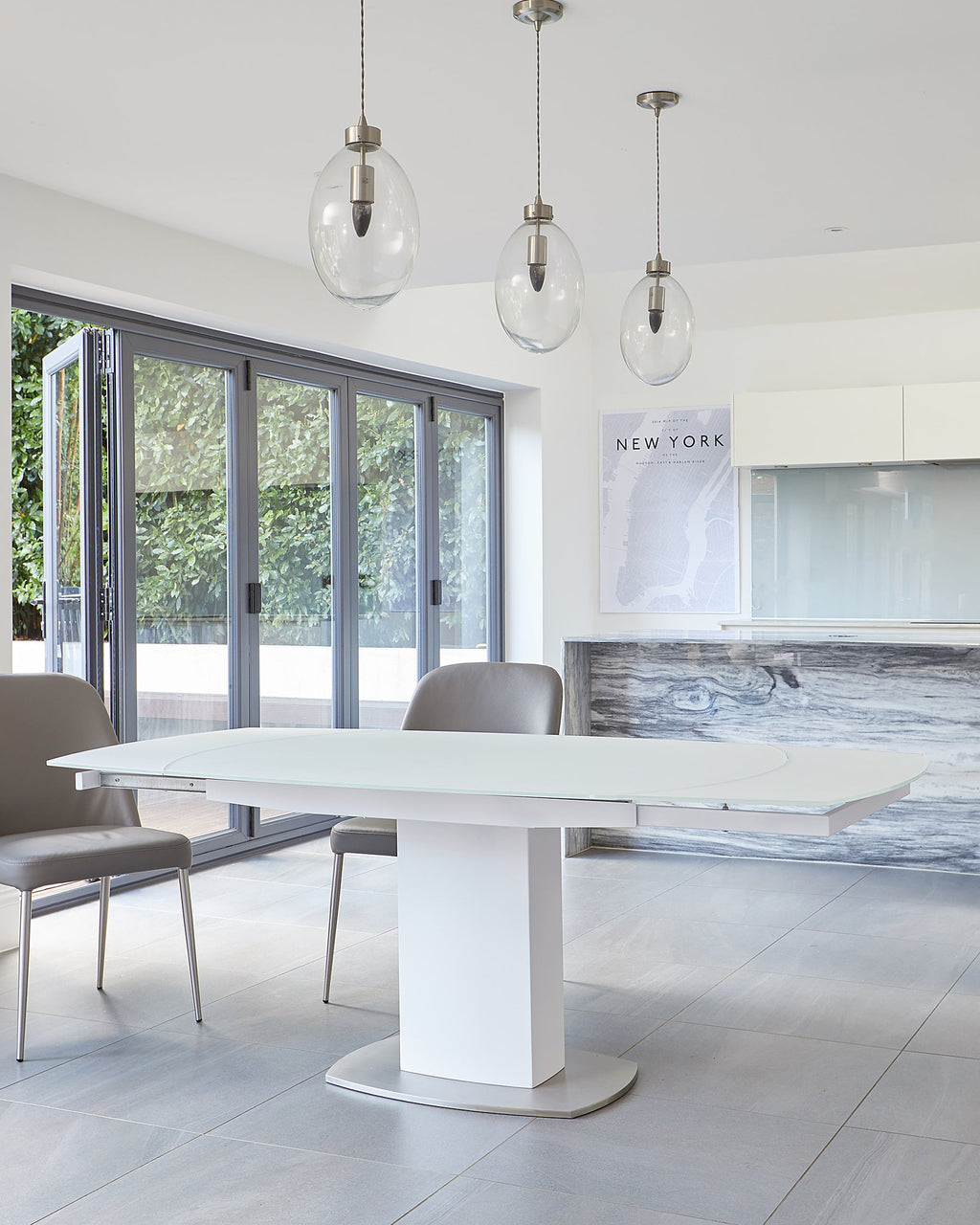 Table de salle à manger extensible Camillo en verre blanc dépoli, 6 à 8 places