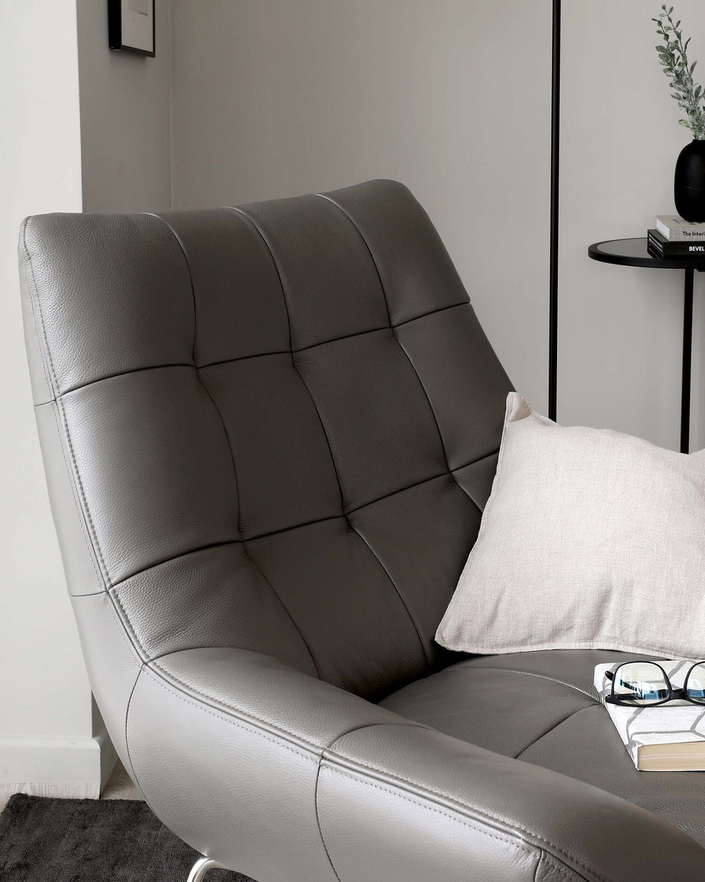 Fauteuil d'appoint Canio en cuir gris foncé et acier brossé