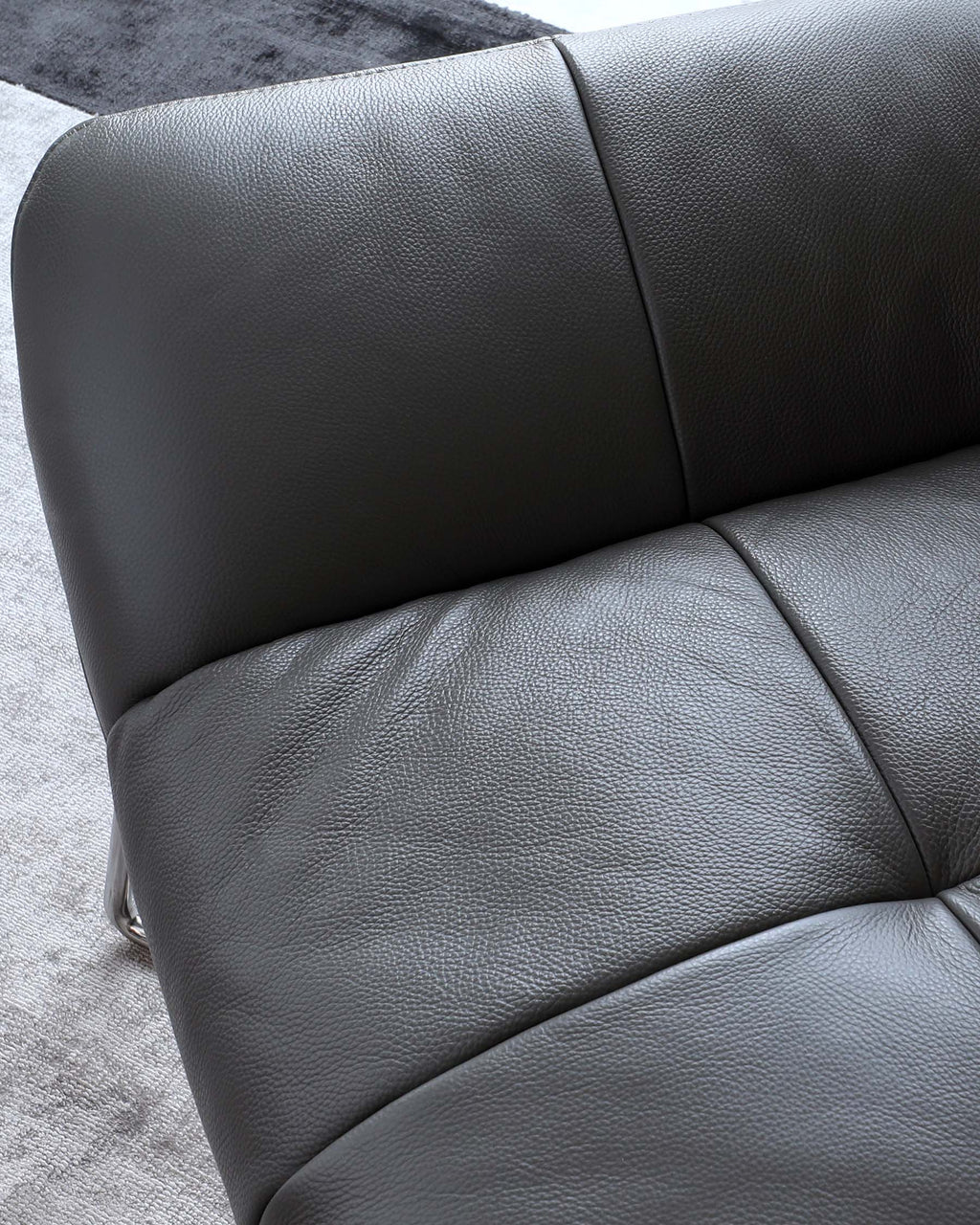 Fauteuil d'appoint Canio en cuir gris foncé et acier brossé