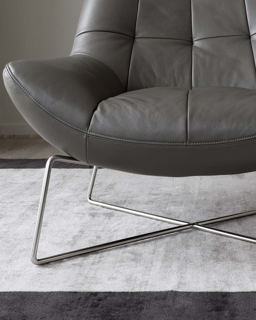 Fauteuil d'appoint Canio en cuir gris foncé et acier brossé