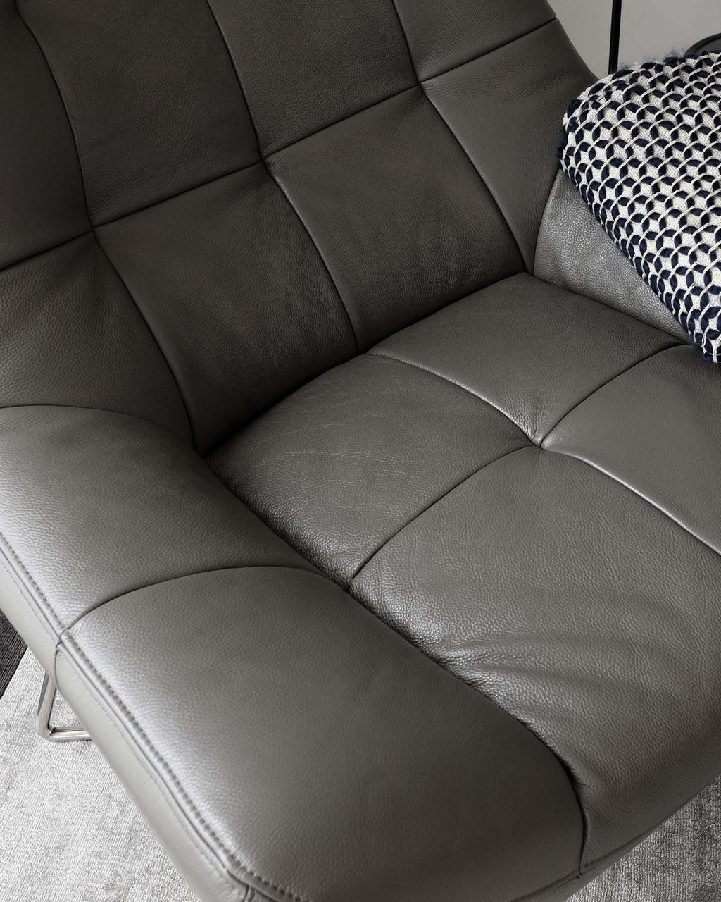 Fauteuil d'appoint Canio en cuir gris foncé et acier brossé