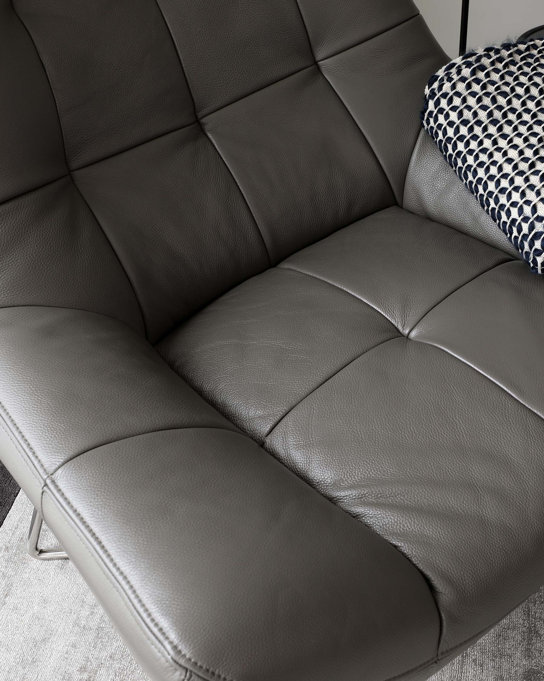 Fauteuil d'appoint Canio en cuir gris foncé et acier brossé