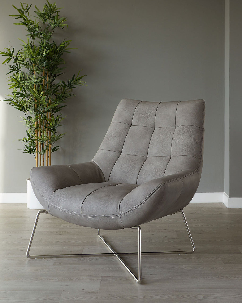 Fauteuil d'appoint Canio en similicuir gris et acier brossé