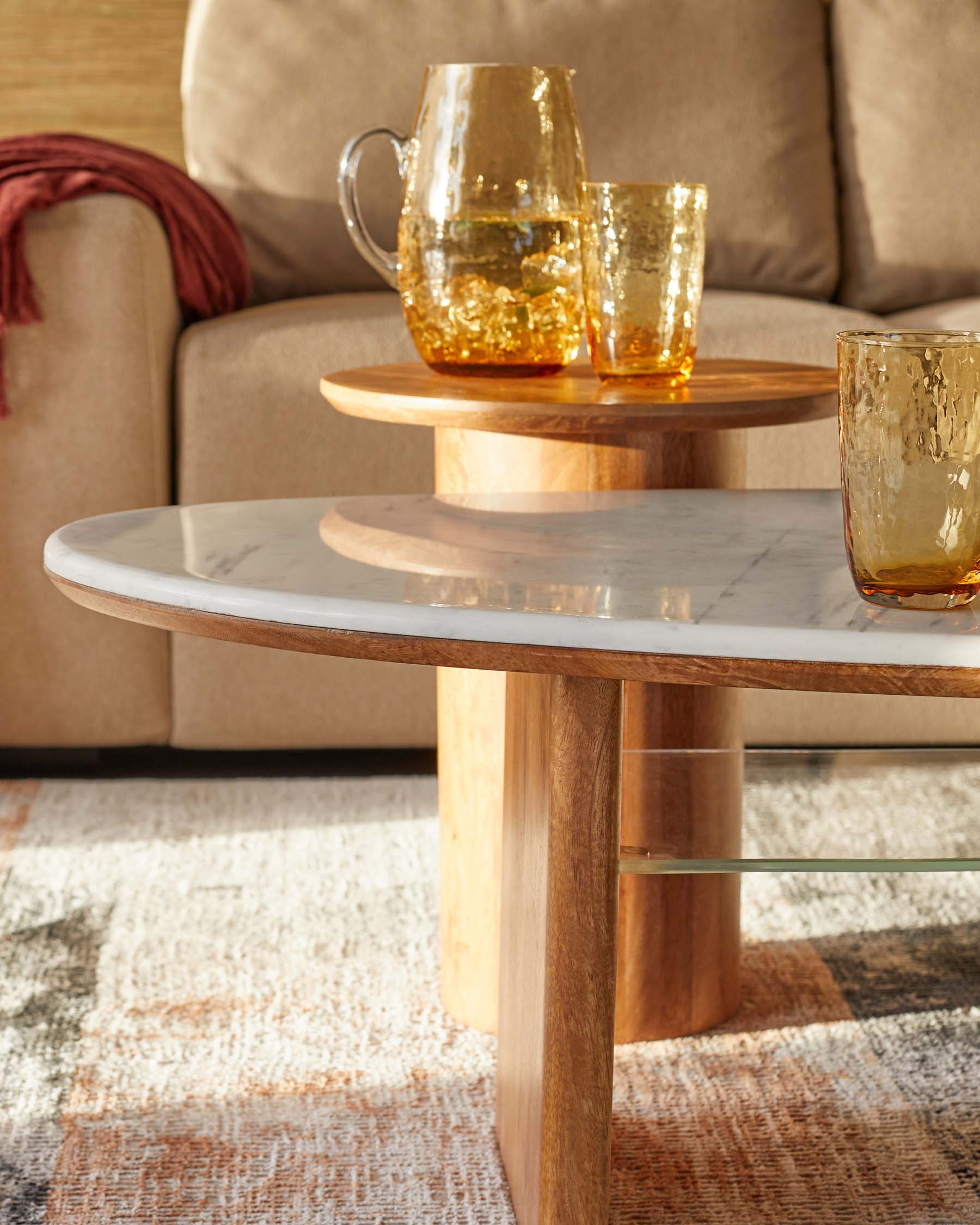 Table basse Cara en bois de manguier clair avec plateau en marbre