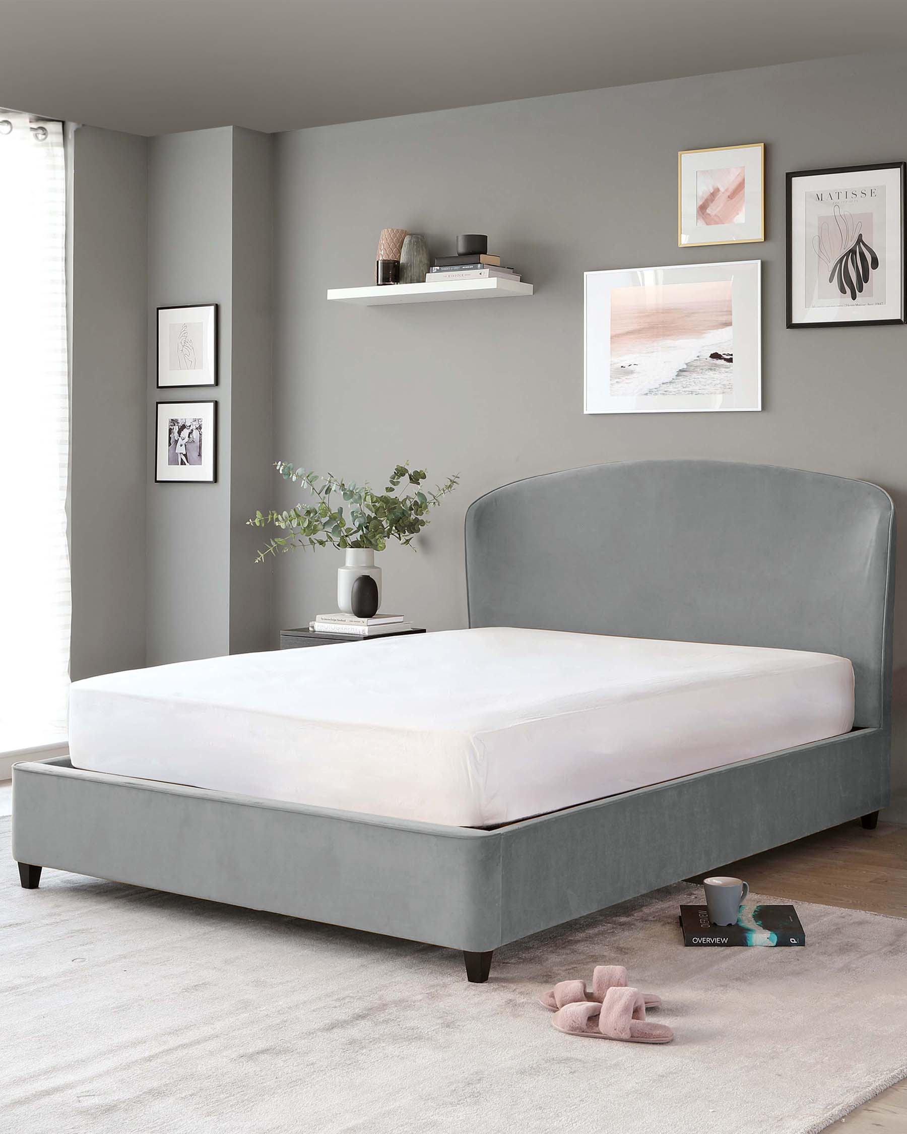 Lit coffre Carina en velours gris clair, format king size