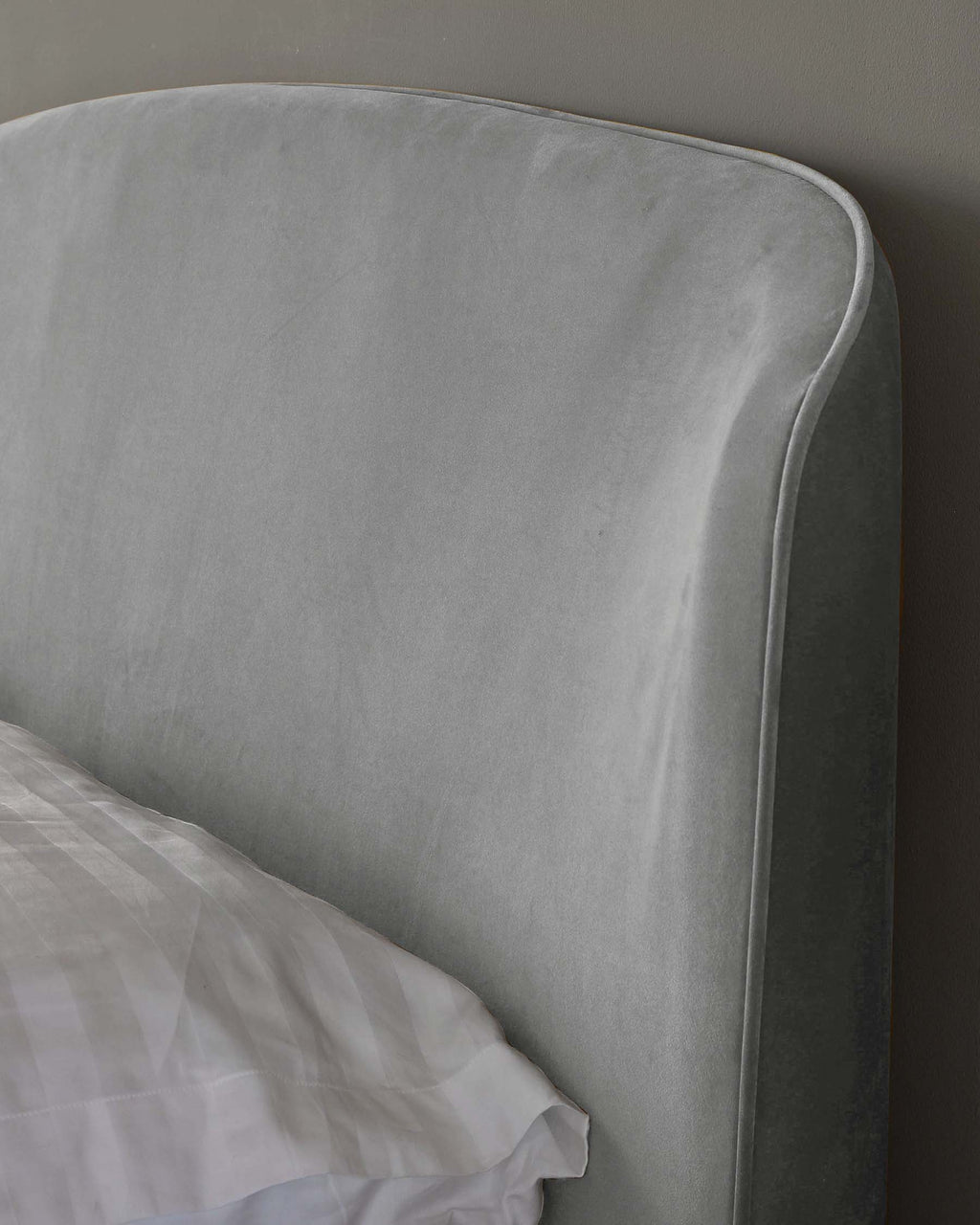 Lit coffre Carina en velours gris clair, format king size