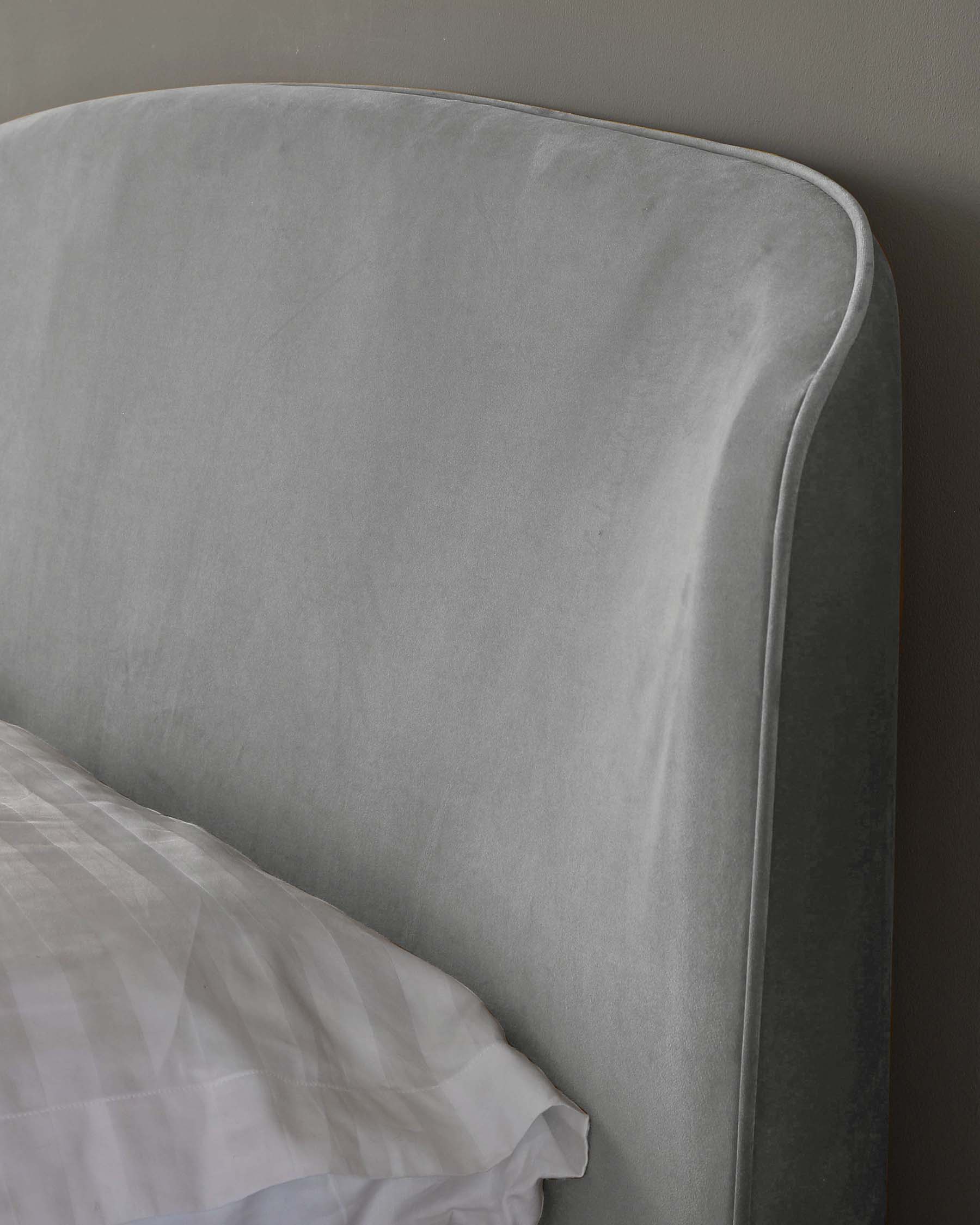 Lit coffre Carina en velours gris clair, format king size