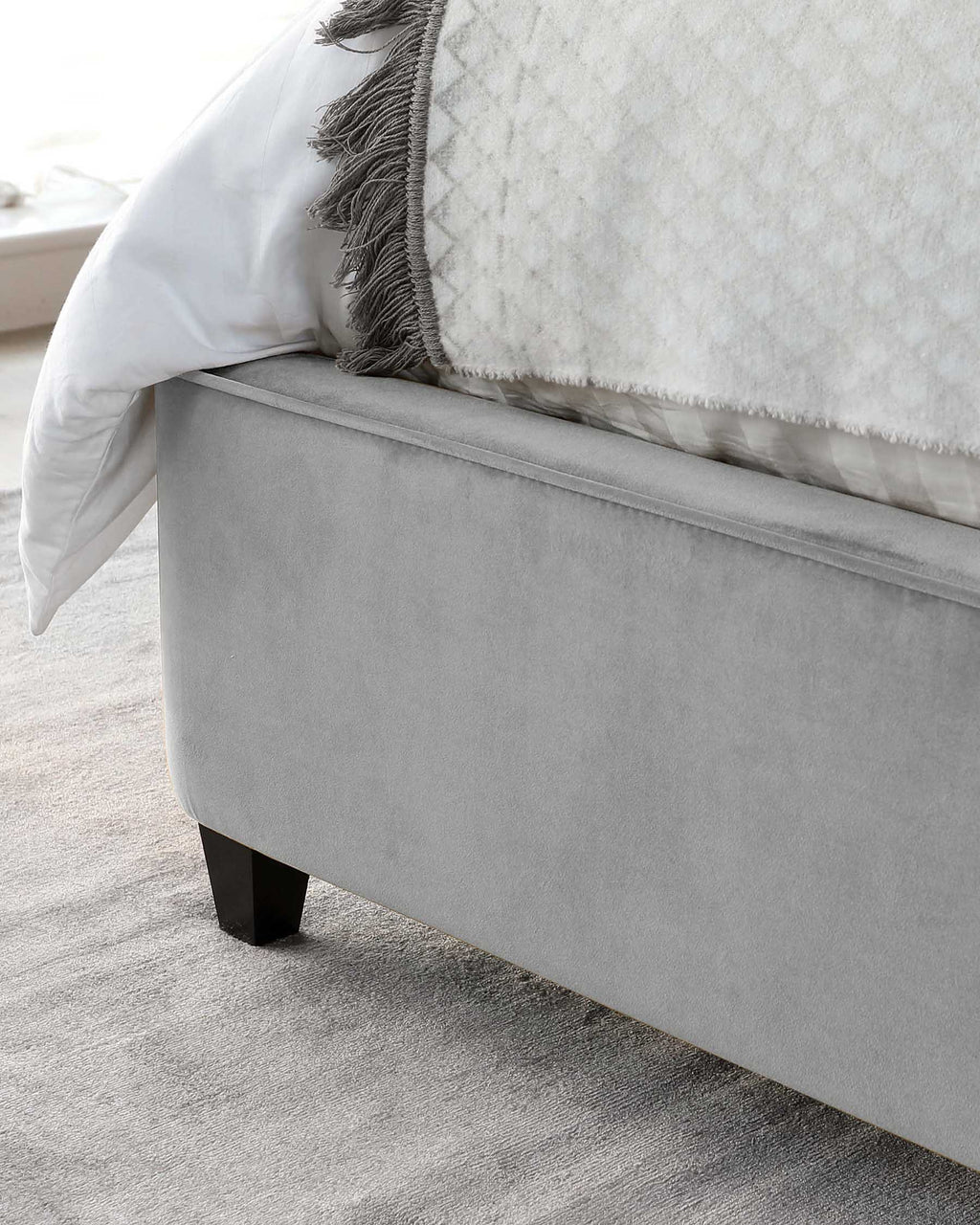 Lit coffre Carina en velours gris clair, format king size