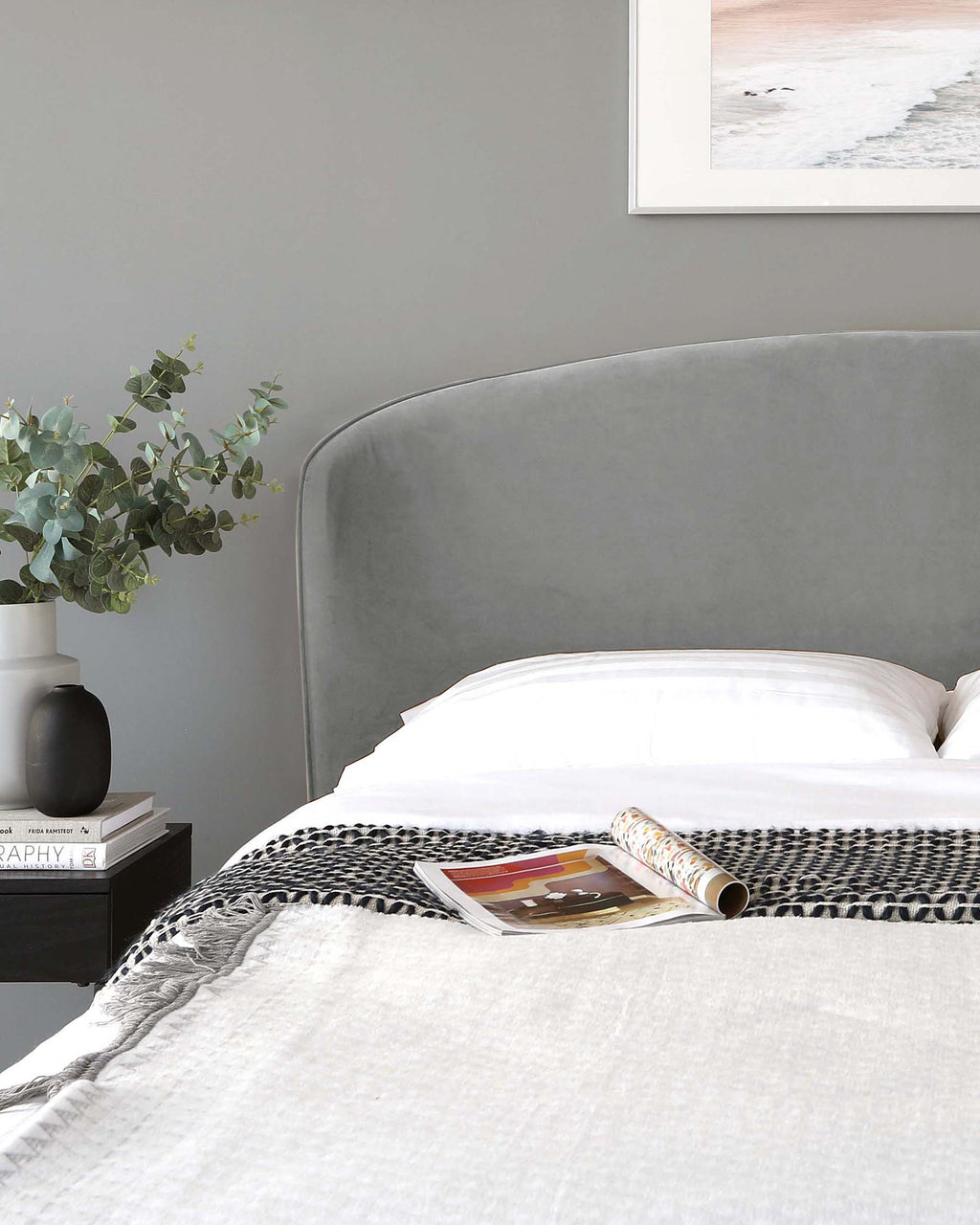 Lit coffre Carina en velours gris clair, format king size