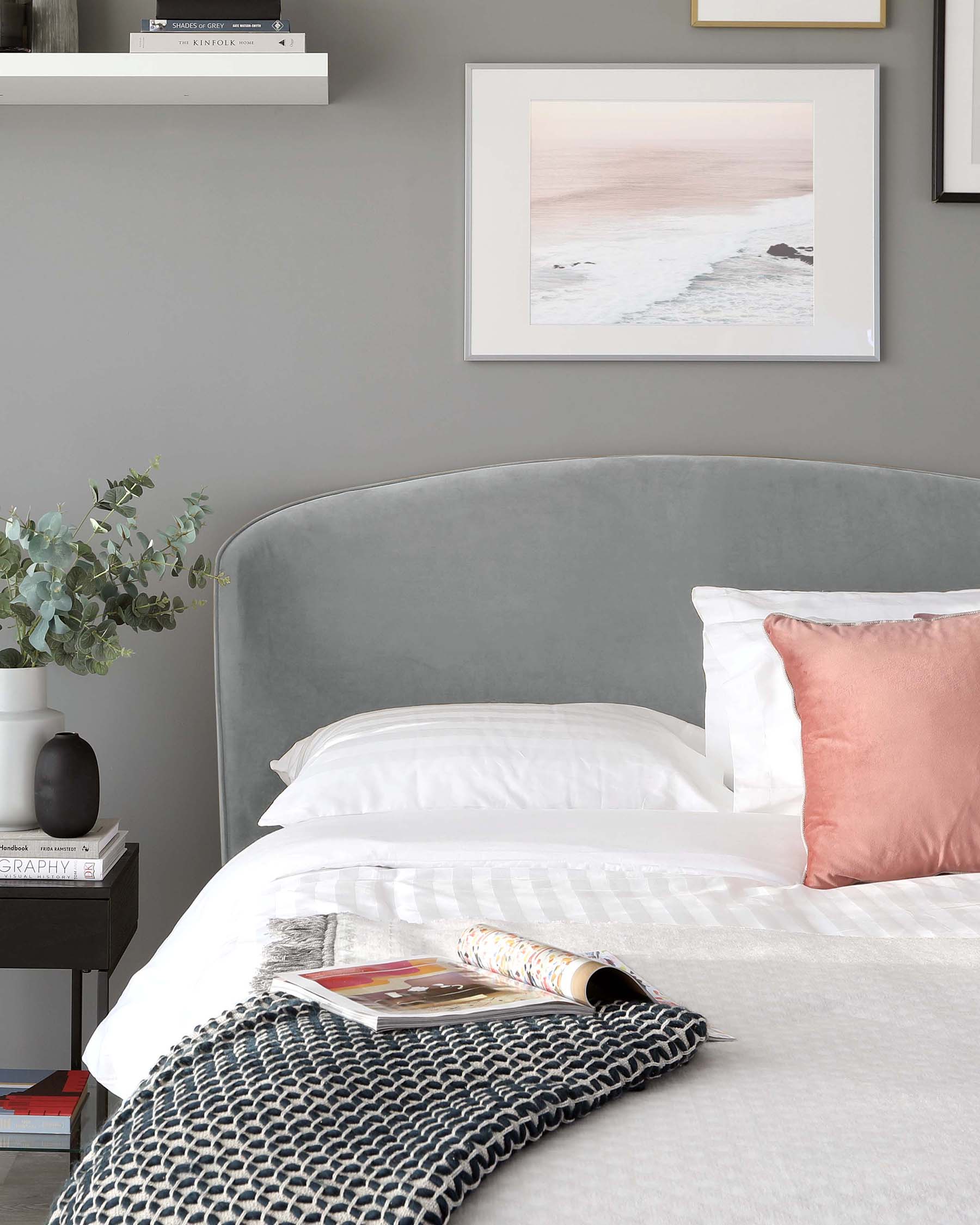 Lit coffre Carina en velours gris clair, format king size