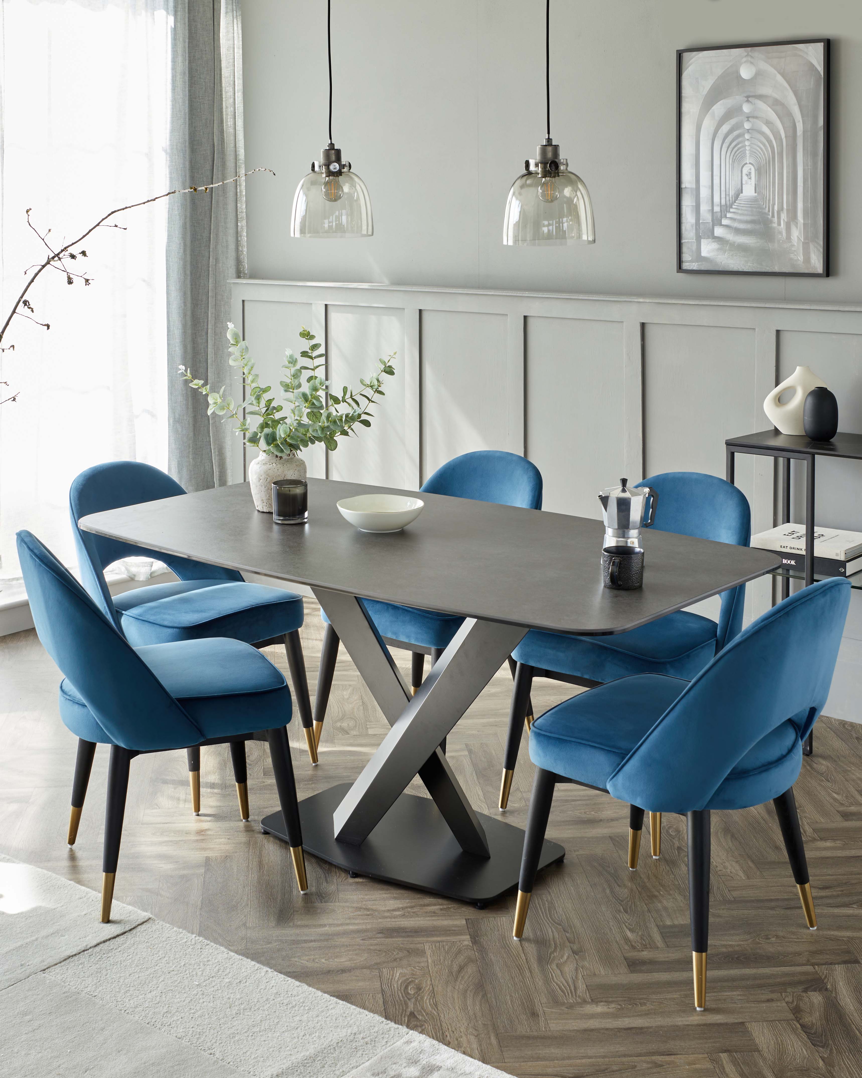 Table de salle à manger Carter en céramique gris foncé sur pied central, 6 places