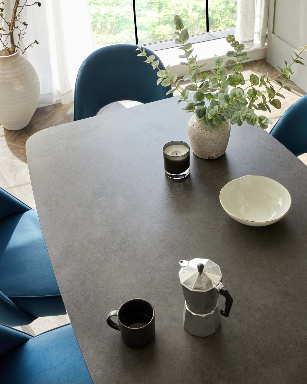 Table de salle à manger Carter en céramique gris foncé sur pied central, 6 places