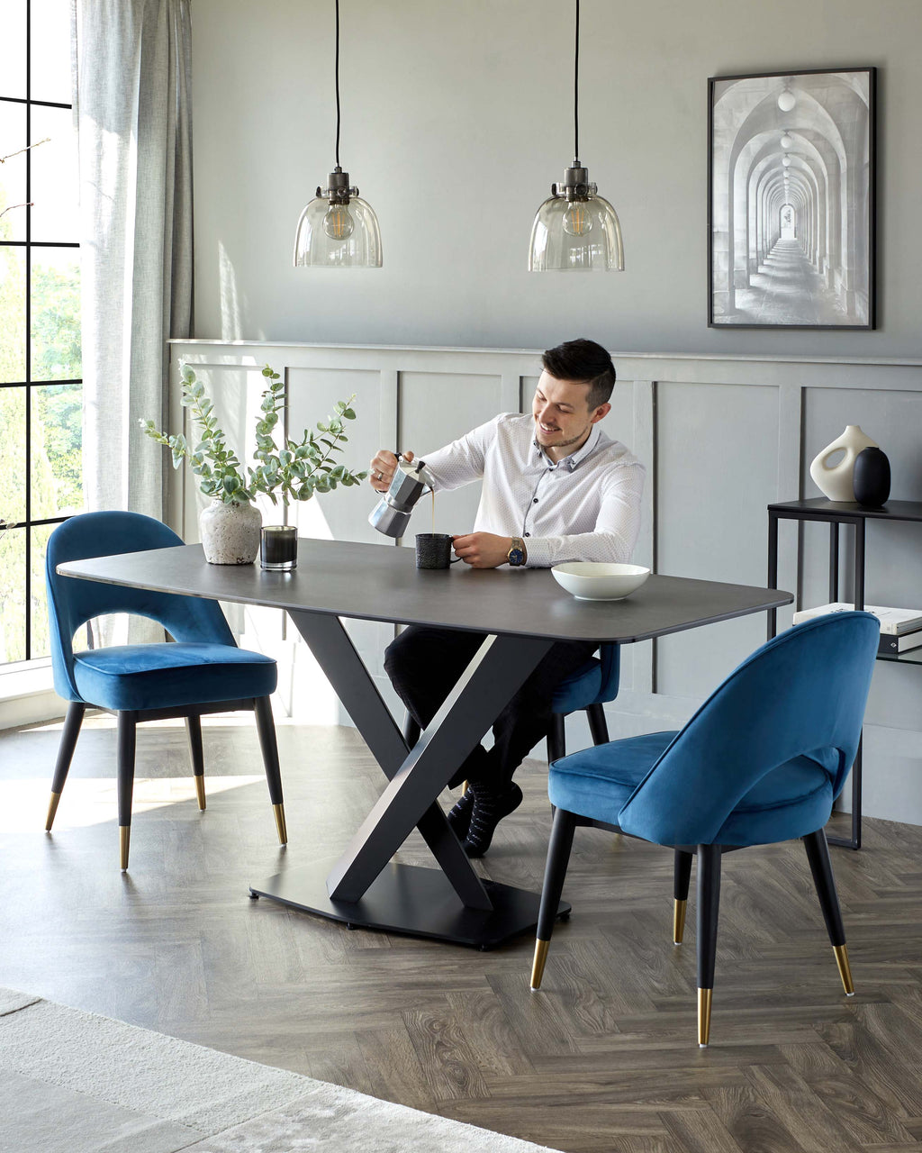 Table de salle à manger Carter en céramique gris foncé sur pied central, 6 places