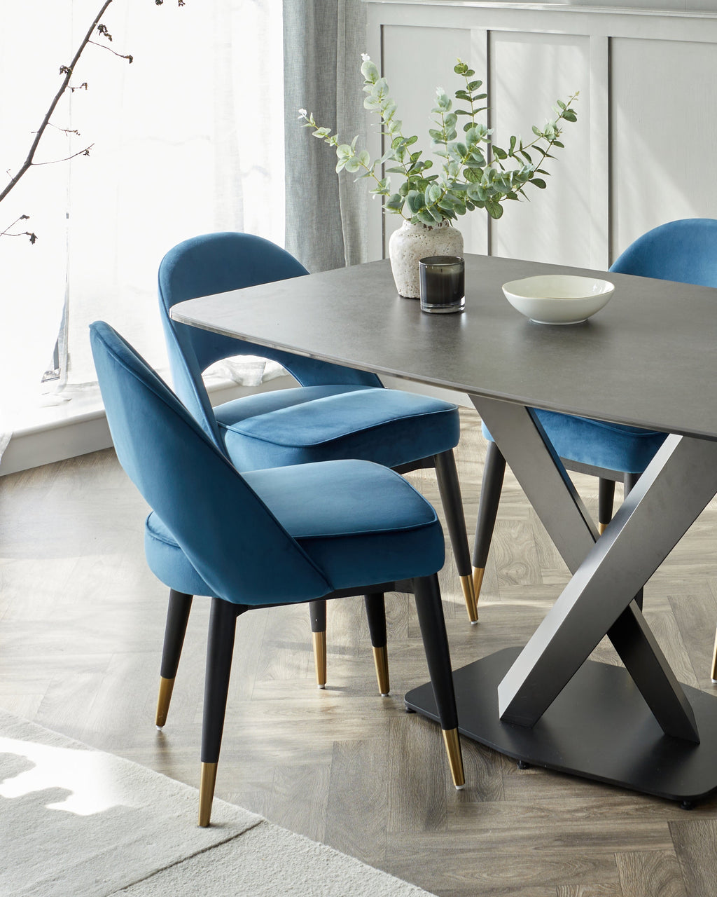 Table de salle à manger Carter en céramique gris foncé sur pied central, 6 places