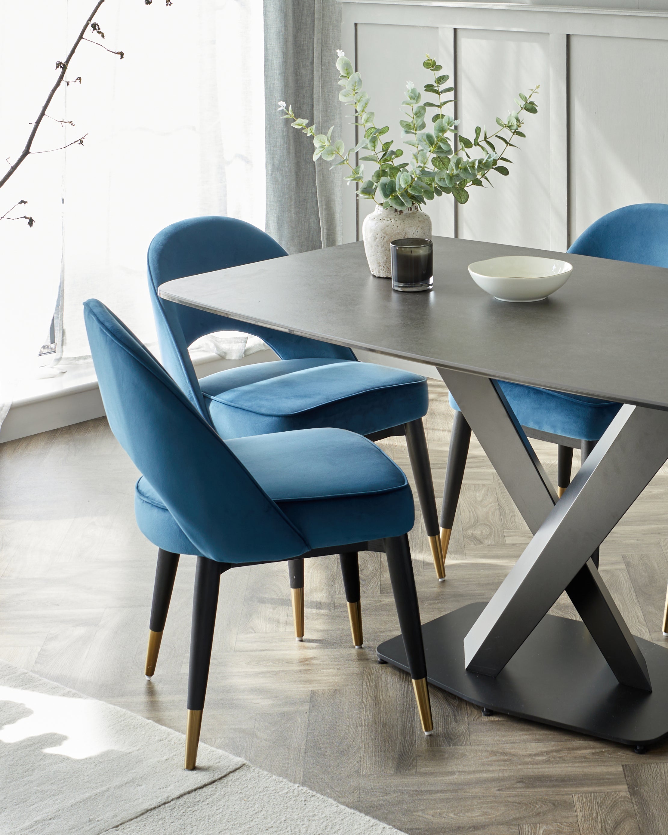 Table de salle à manger Carter en céramique gris foncé sur pied central, 6 places