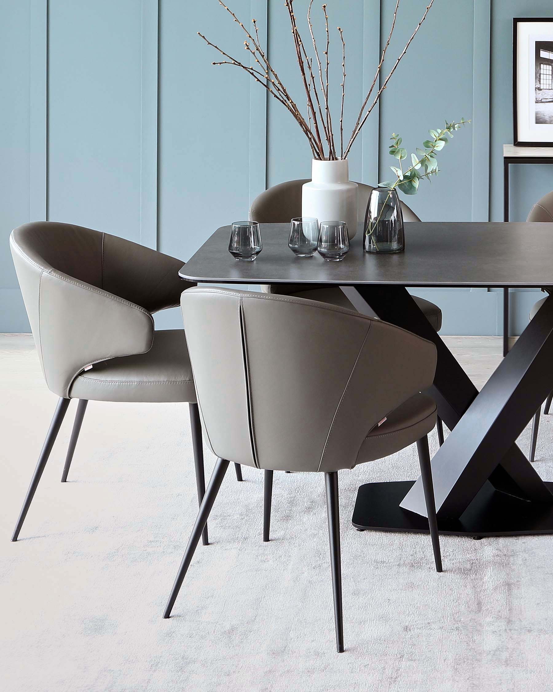 Table de salle à manger Carter en céramique gris foncé sur pied central, 6 places