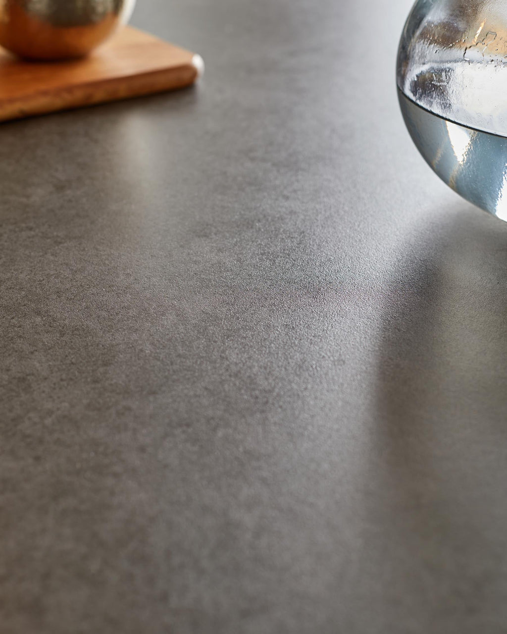 Table de salle à manger Carter 6 places en céramique gris foncé avec 6 chaises de salle à manger pivotantes Cleo II en cuir gris foncé