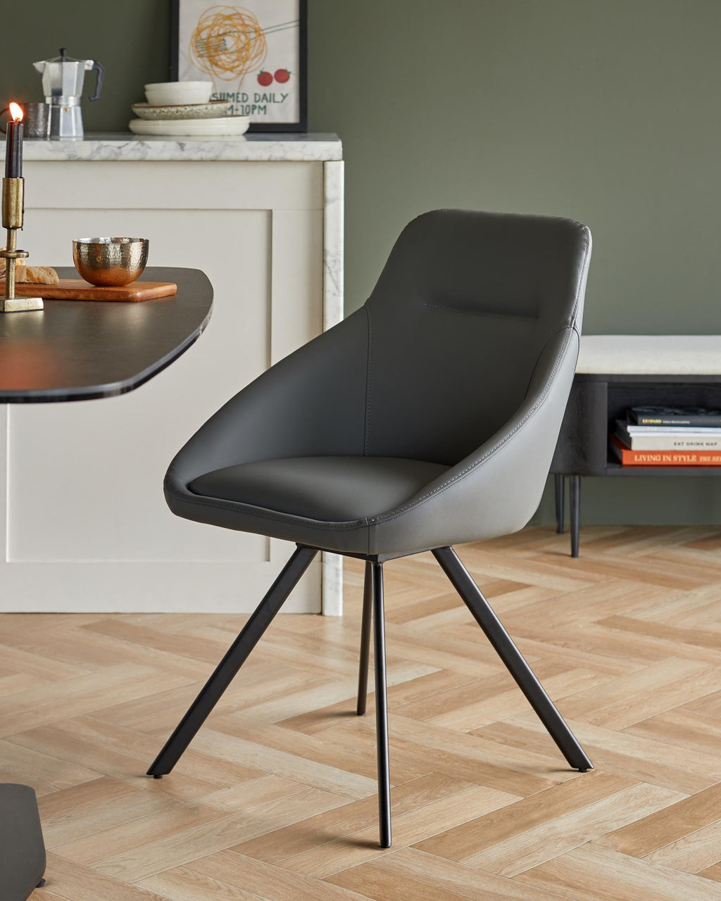 Table de salle à manger Carter 6 places en céramique gris foncé avec 6 chaises de salle à manger pivotantes Cleo II en cuir gris foncé