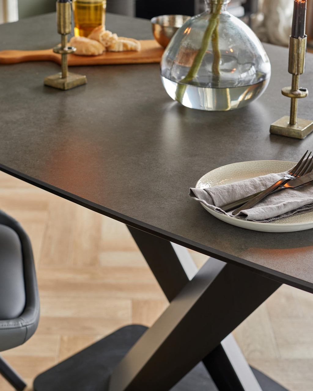 Table de salle à manger Carter 6 places en céramique gris foncé avec 6 chaises de salle à manger pivotantes Cleo II en cuir gris foncé