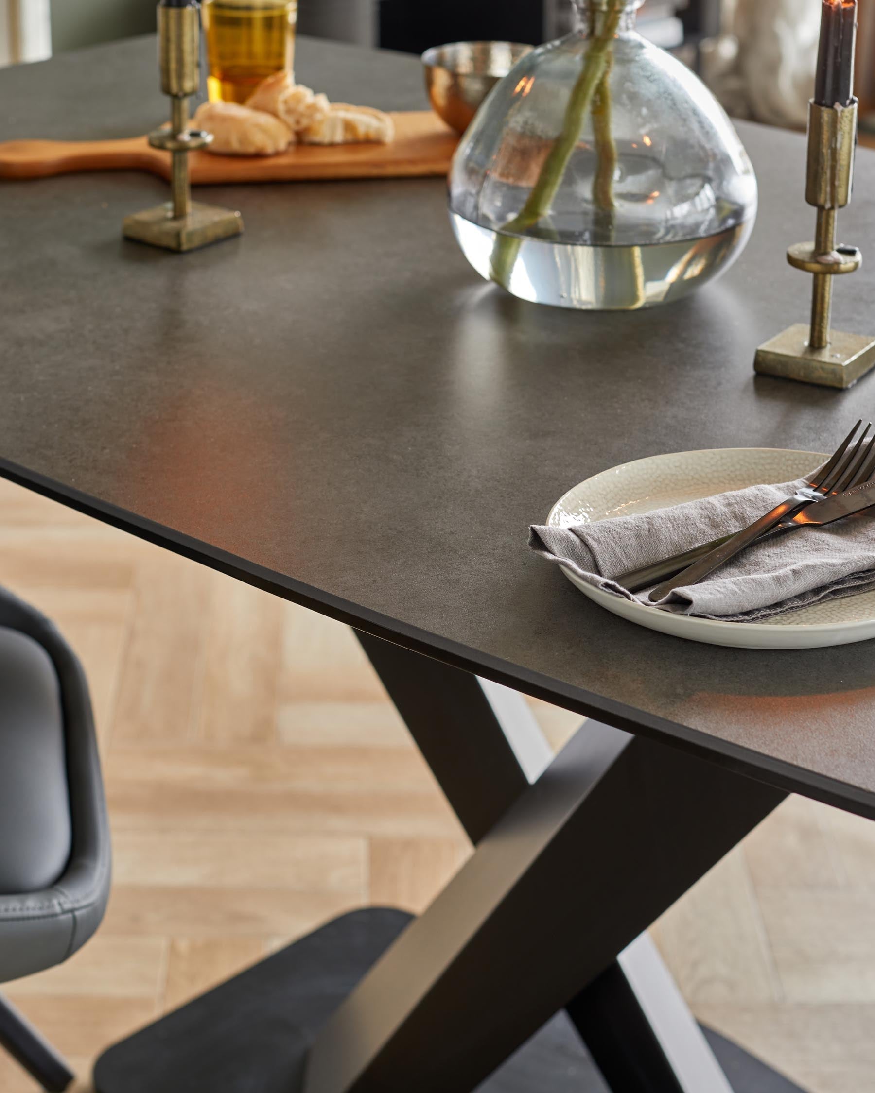 Table de salle à manger Carter 6 places en céramique gris foncé avec 6 chaises de salle à manger pivotantes Cleo II en cuir gris foncé