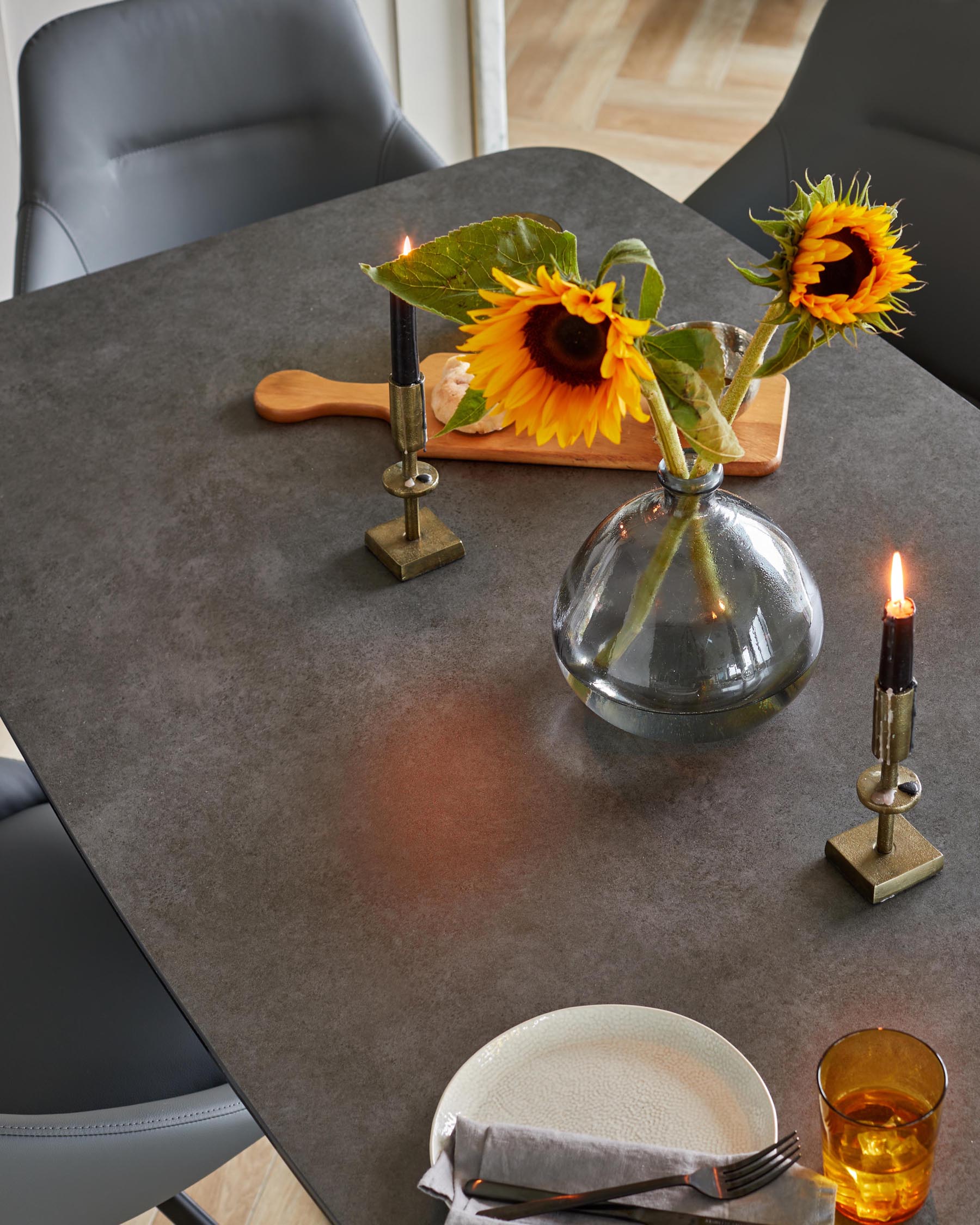 Table de salle à manger Carter 6 places en céramique gris foncé avec 6 chaises de salle à manger pivotantes Cleo II en cuir gris foncé