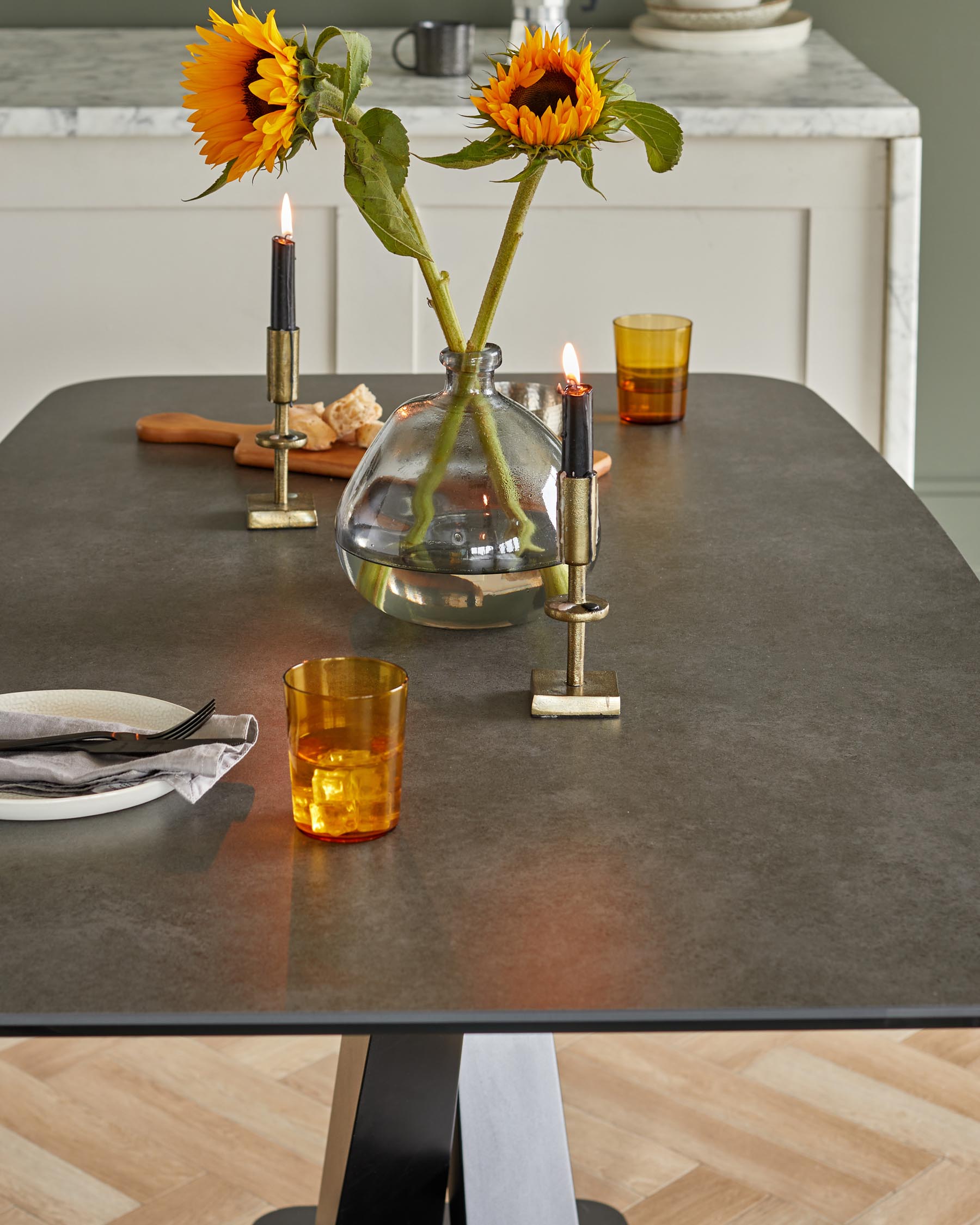 Table de salle à manger Carter 6 places en céramique gris foncé avec 6 chaises de salle à manger pivotantes Cleo II en cuir gris foncé