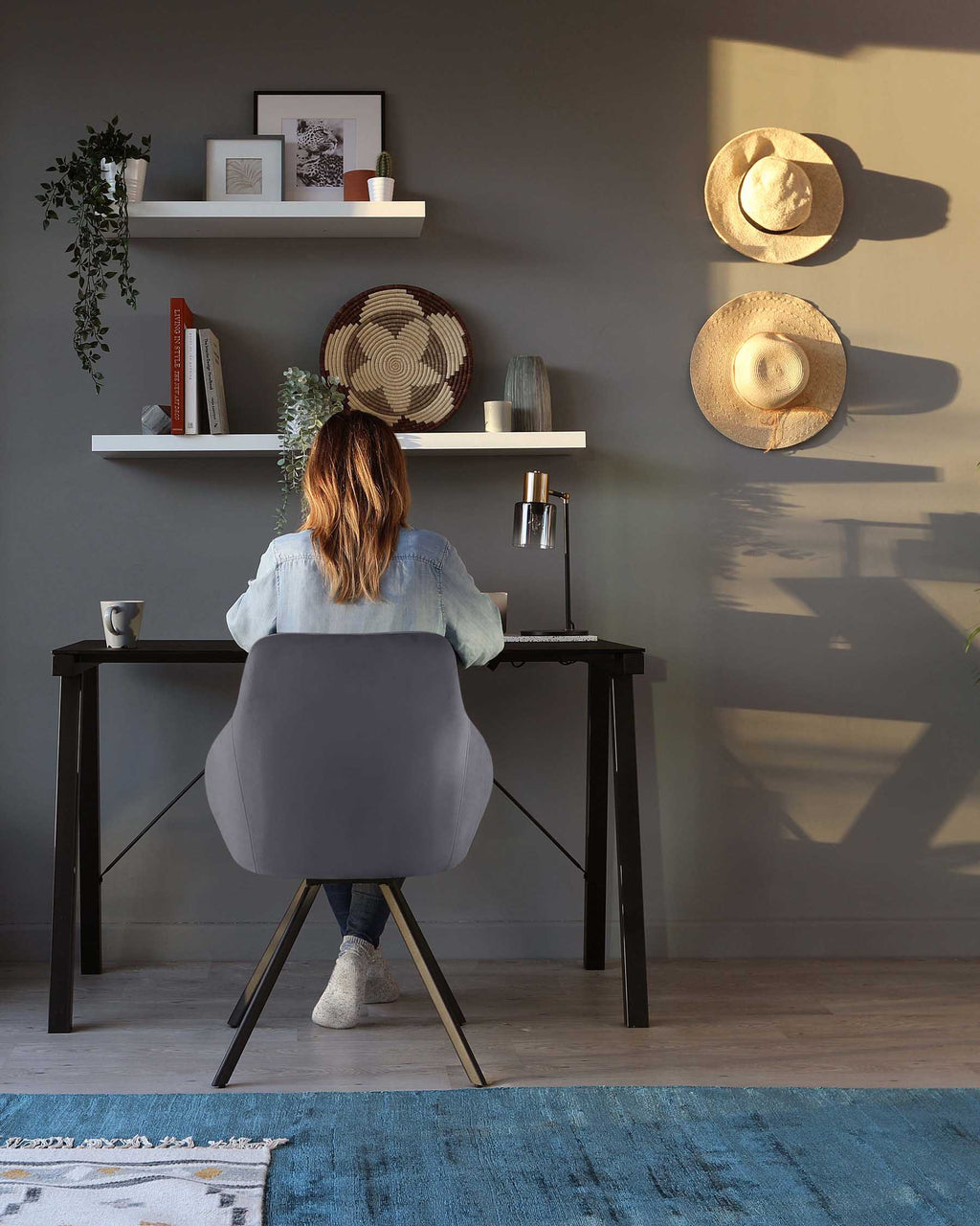 Fauteuil pivotant Cleo en velours gris foncé