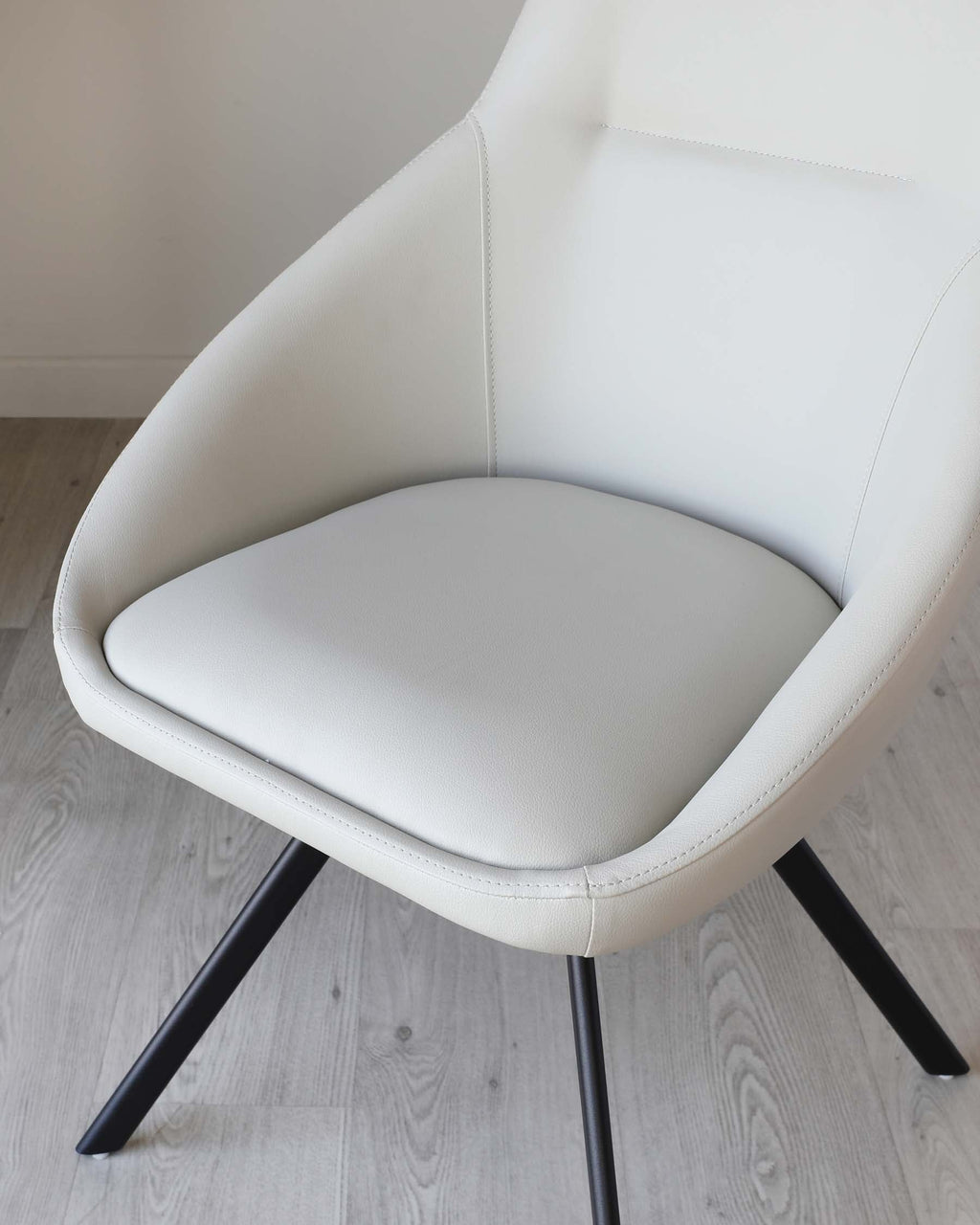 Fauteuil pivotant Cleo en similicuir gris clair
