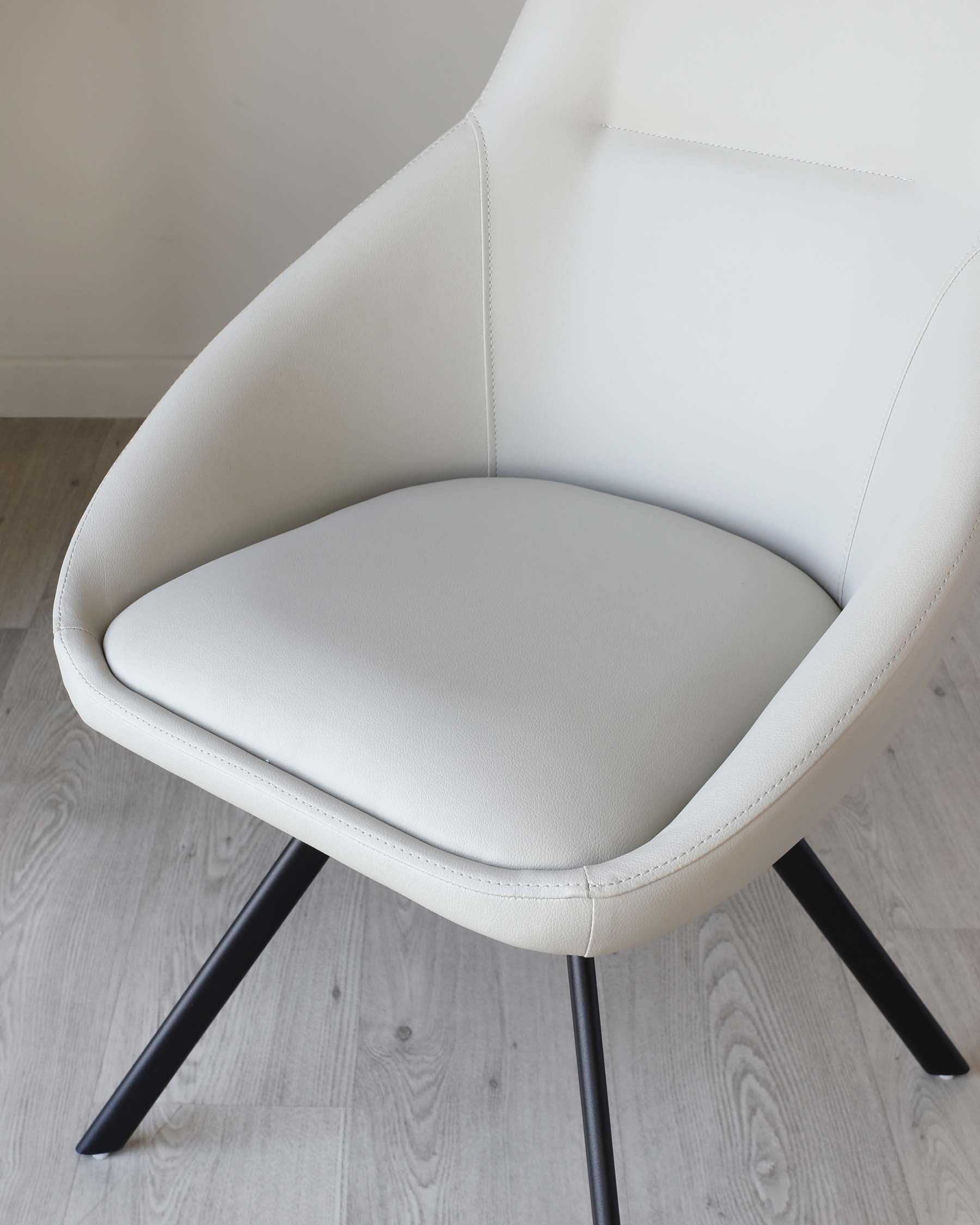 Fauteuil pivotant Cleo en similicuir gris clair