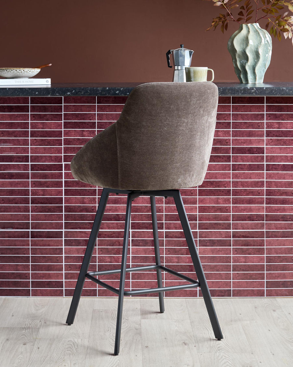 Tabouret de bar pivotant Cleo en tissu moka