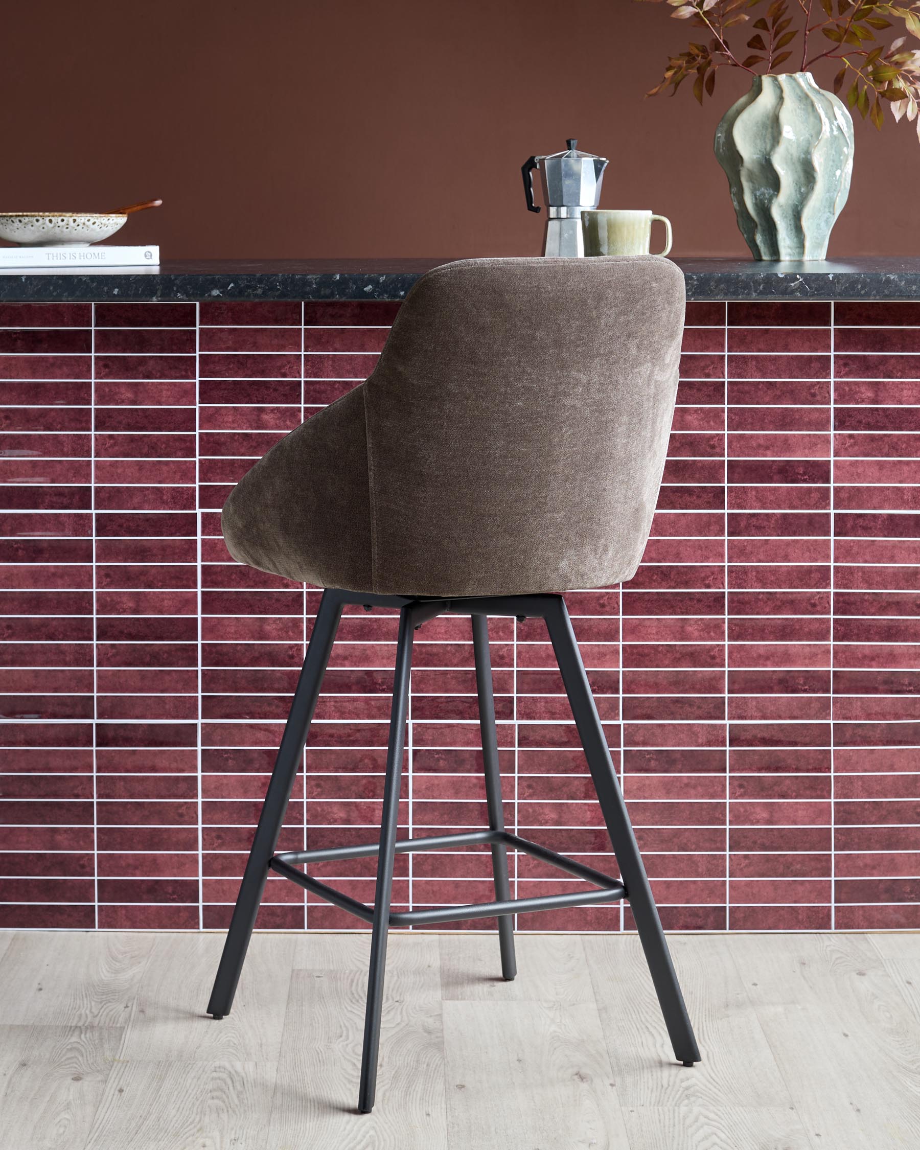 Tabouret de bar pivotant Cleo en tissu moka