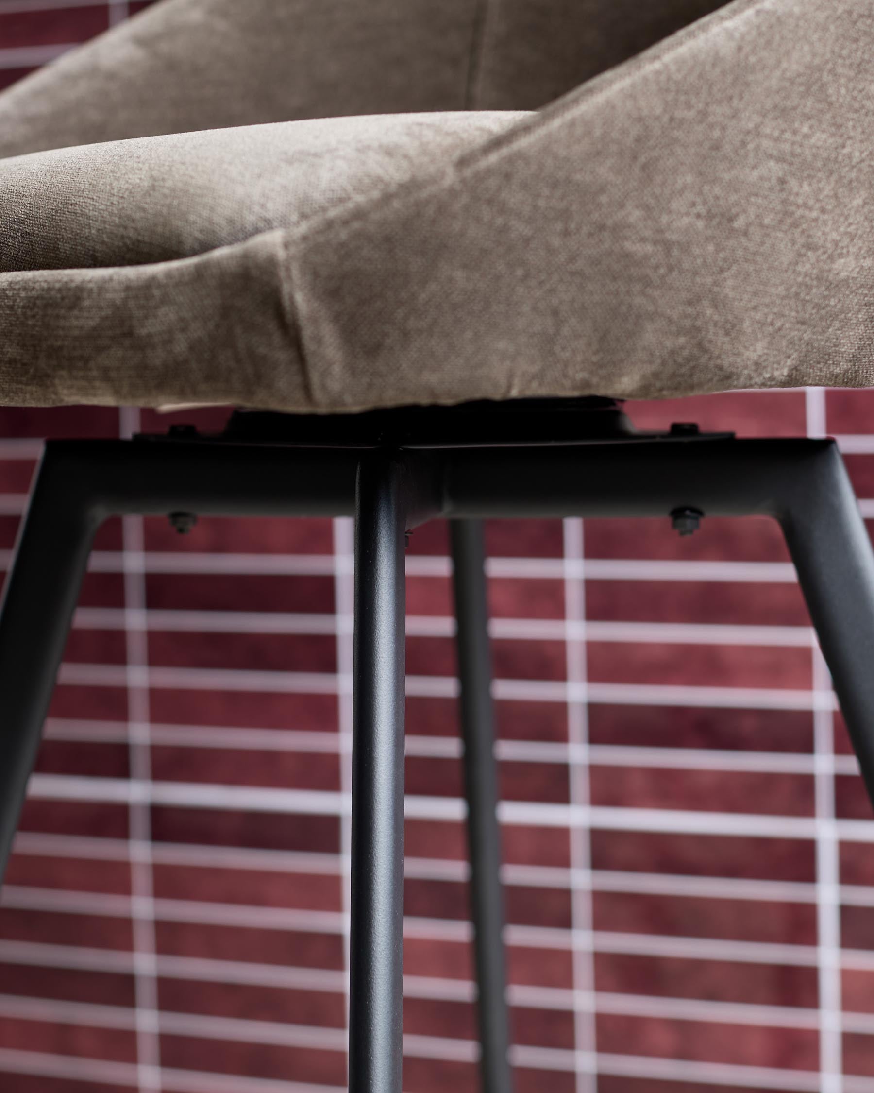 Tabouret de bar pivotant Cleo en tissu moka